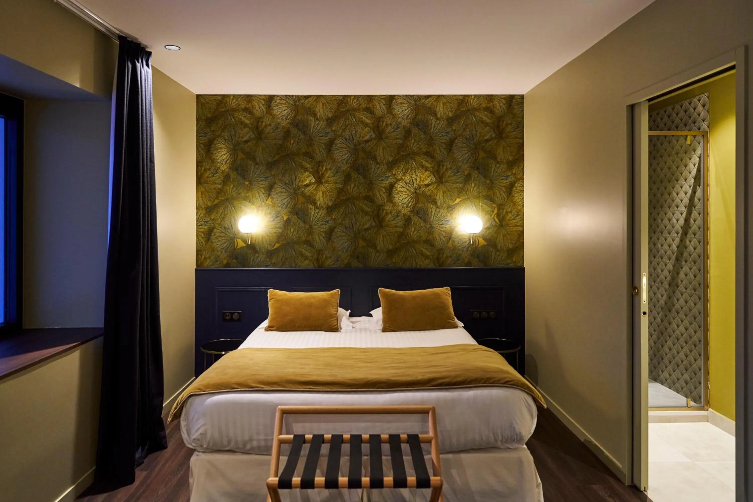 Photo of the whole room, Bed in Hôtel le Corbusson Laval Ouest