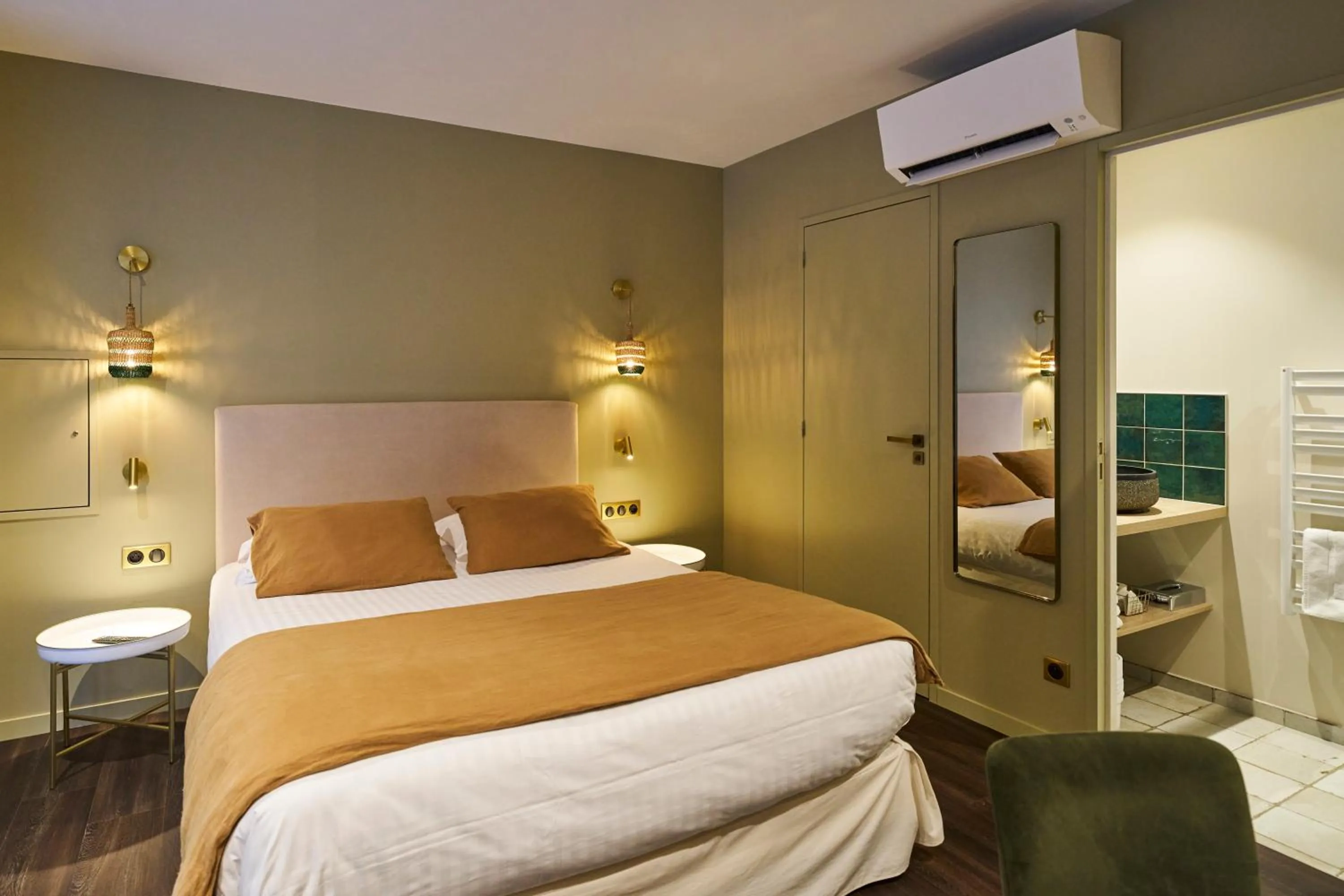 Photo of the whole room, Bed in Hôtel le Corbusson Laval Ouest