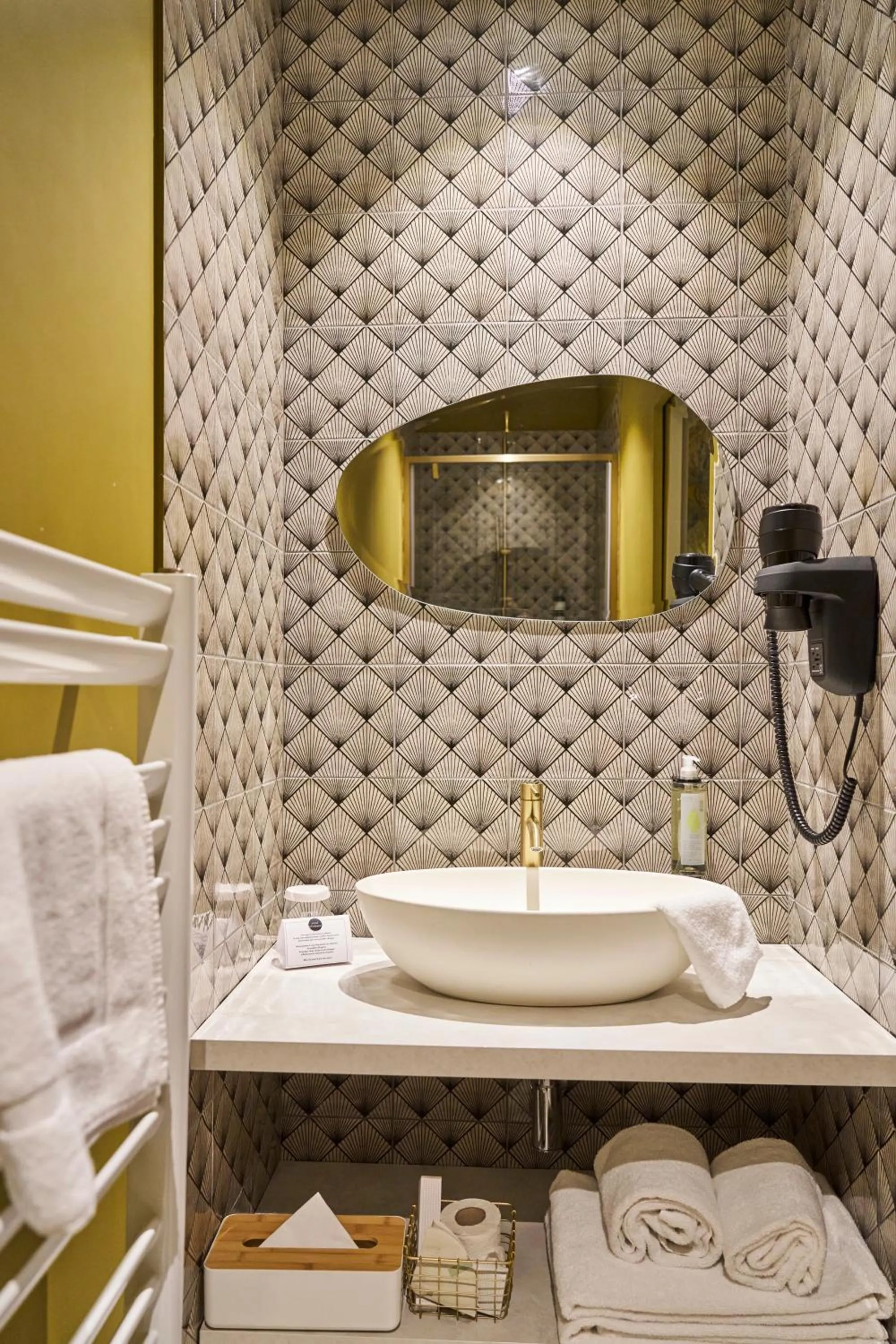 Bathroom in Hôtel le Corbusson Laval Ouest