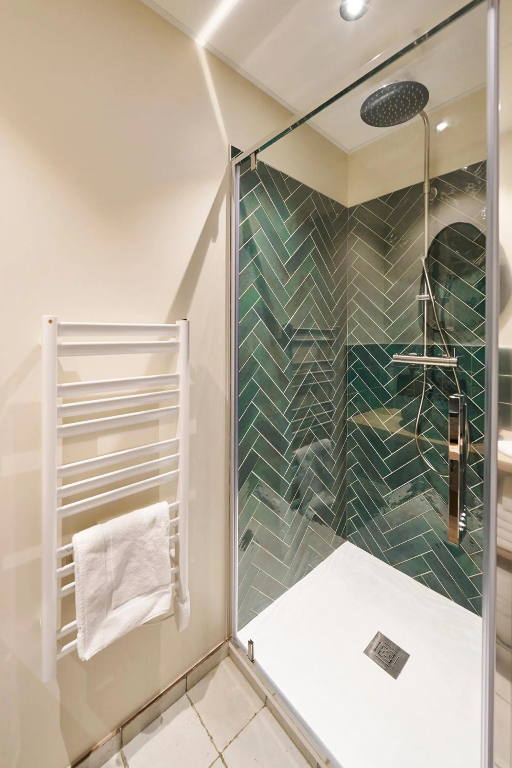 Shower in Hôtel le Corbusson Laval Ouest