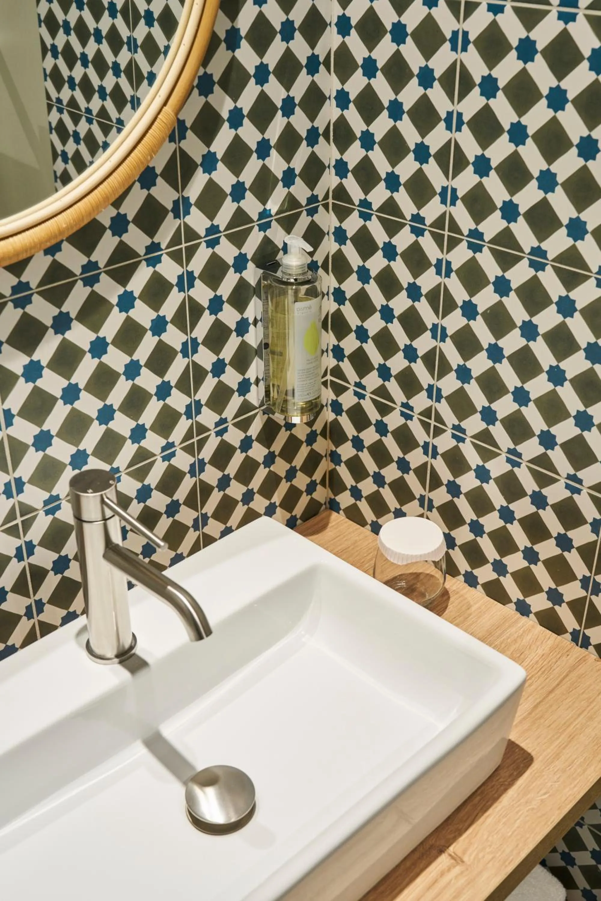 Bathroom in Hôtel le Corbusson Laval Ouest