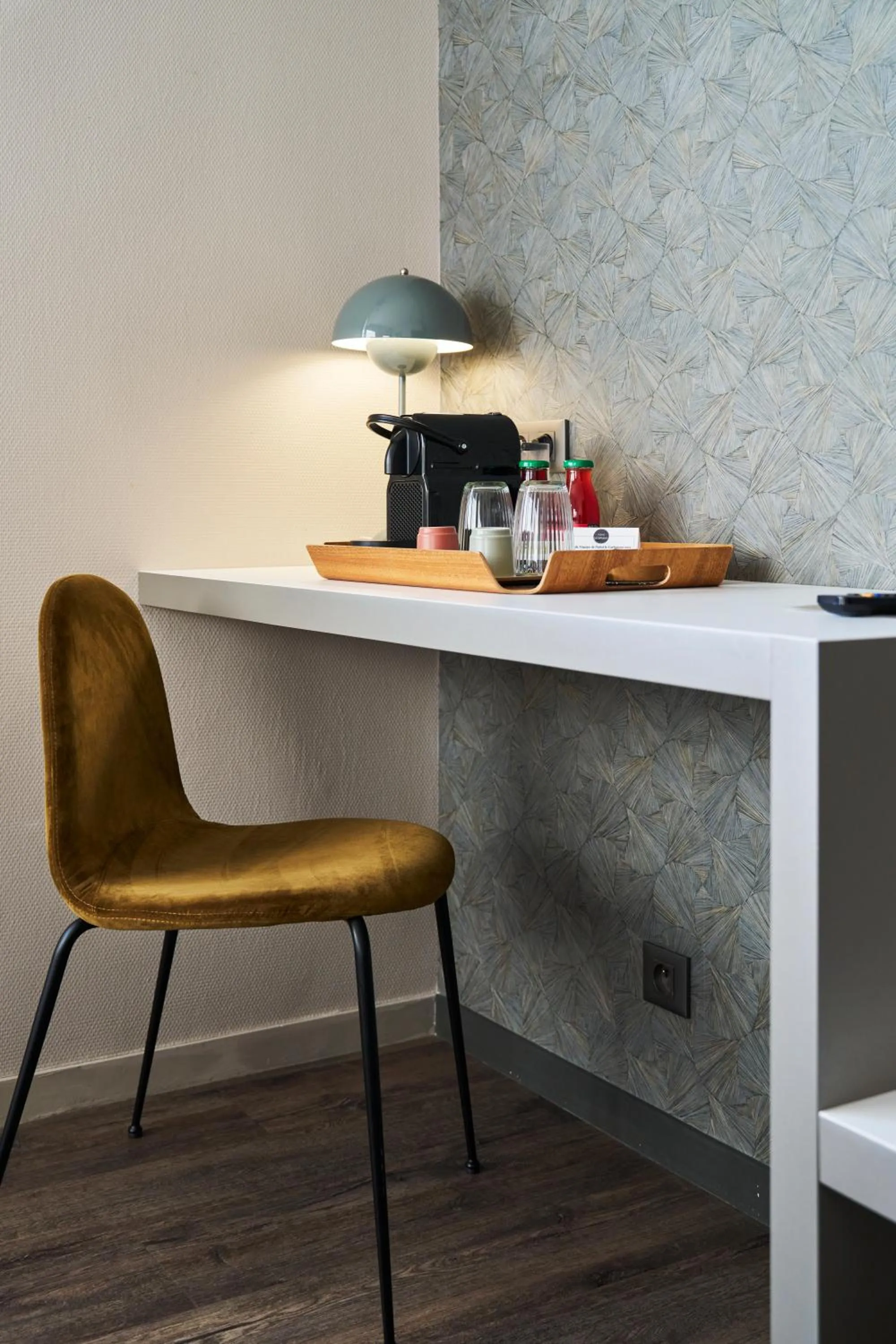 Coffee/tea facilities in Hôtel le Corbusson Laval Ouest