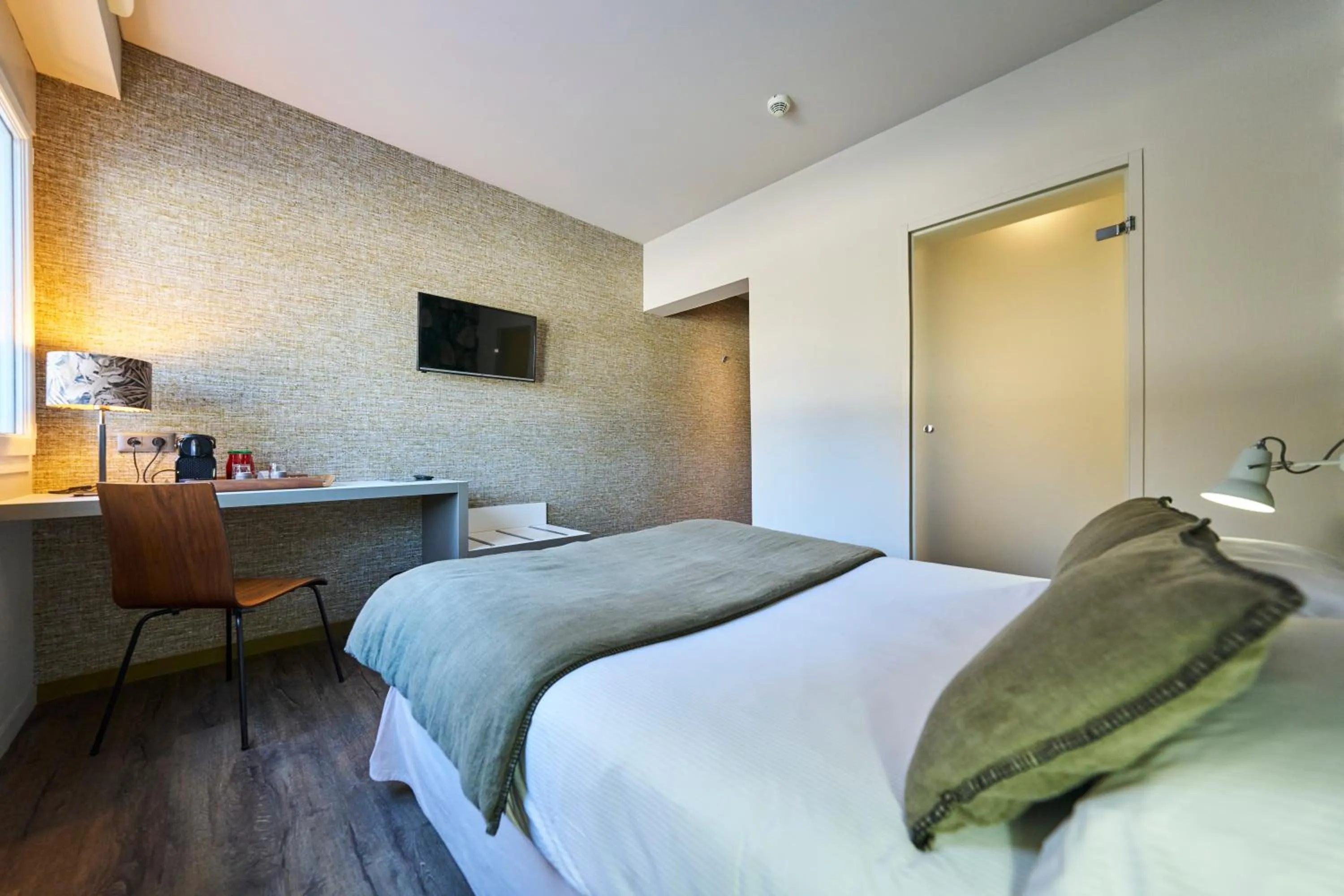 Photo of the whole room, Bed in Hôtel le Corbusson Laval Ouest