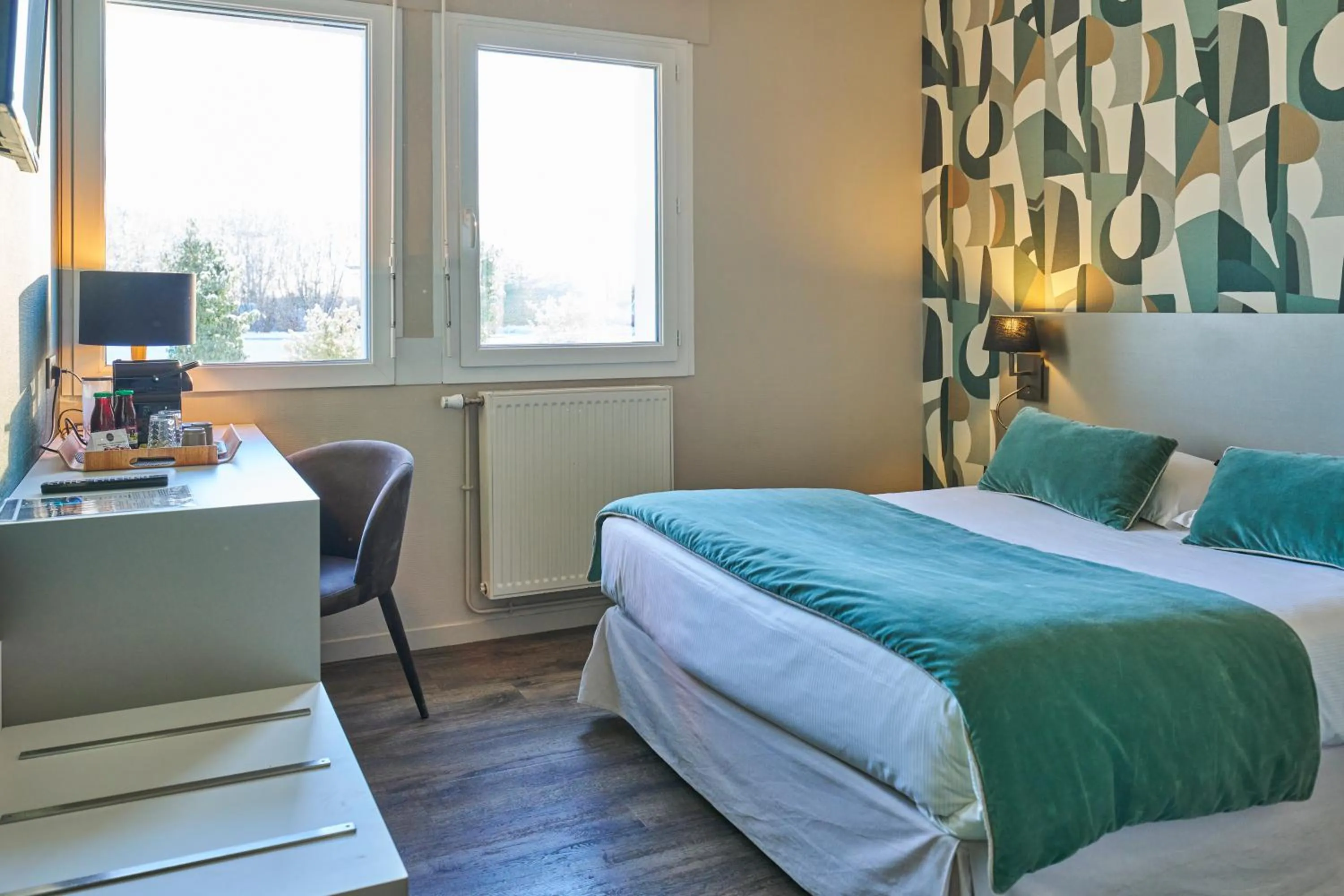 Photo of the whole room, Bed in Hôtel le Corbusson Laval Ouest