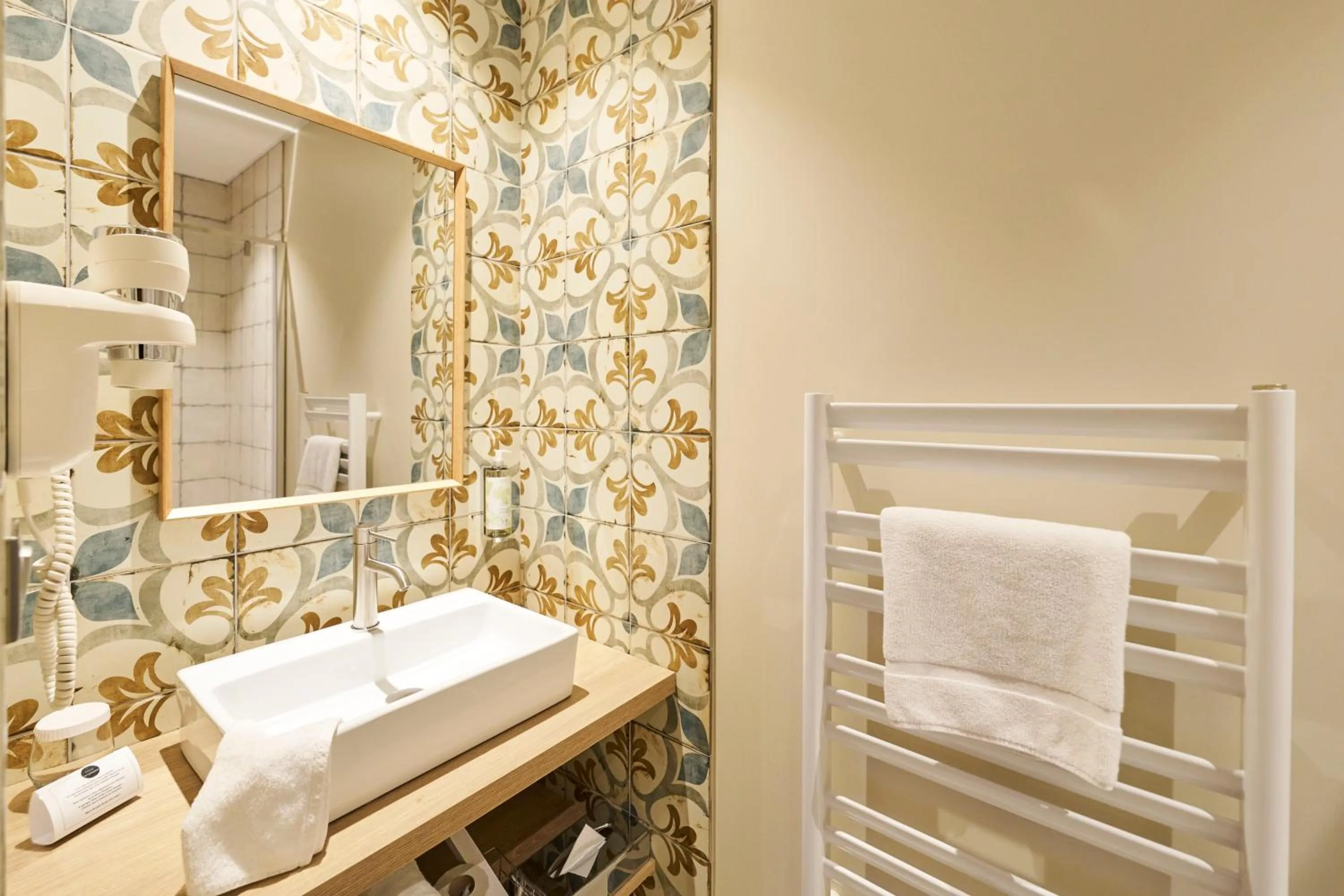 Bathroom in Hôtel le Corbusson Laval Ouest