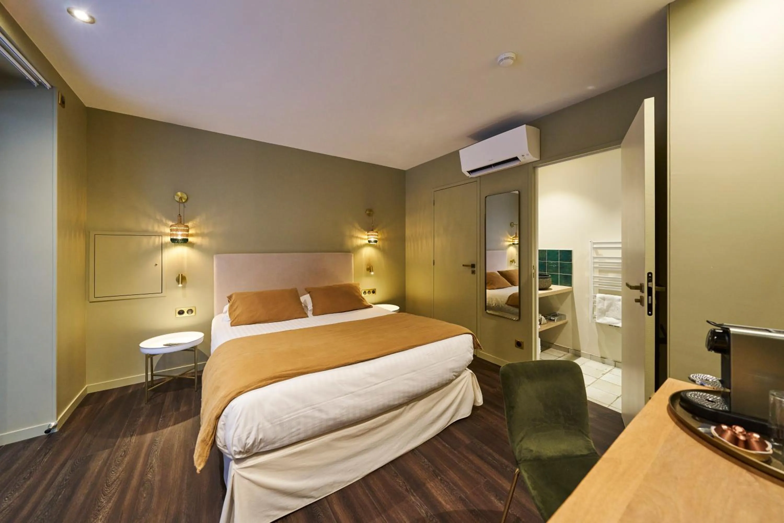 Photo of the whole room, Bed in Hôtel le Corbusson Laval Ouest