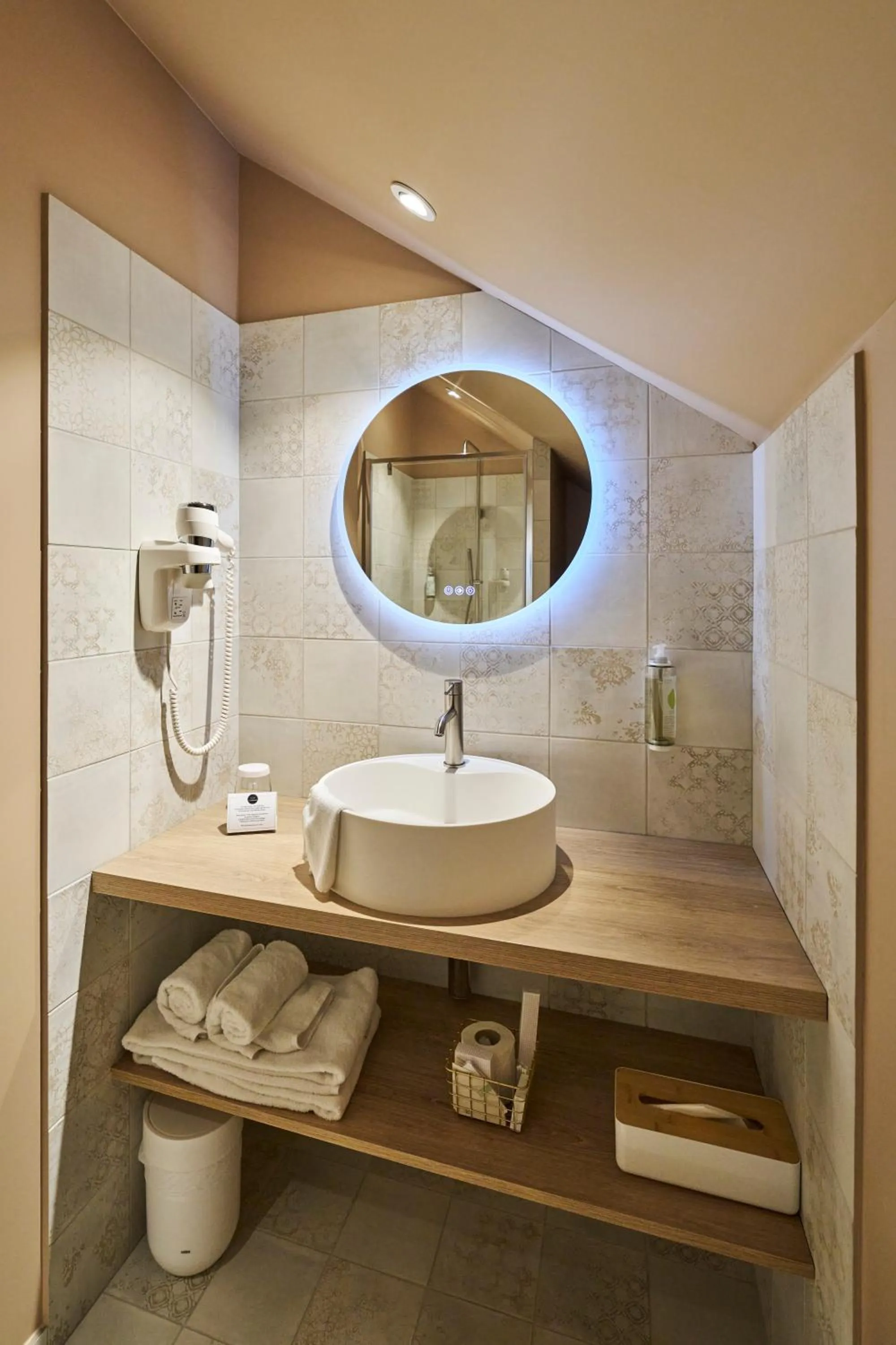 Bathroom in Hôtel le Corbusson Laval Ouest