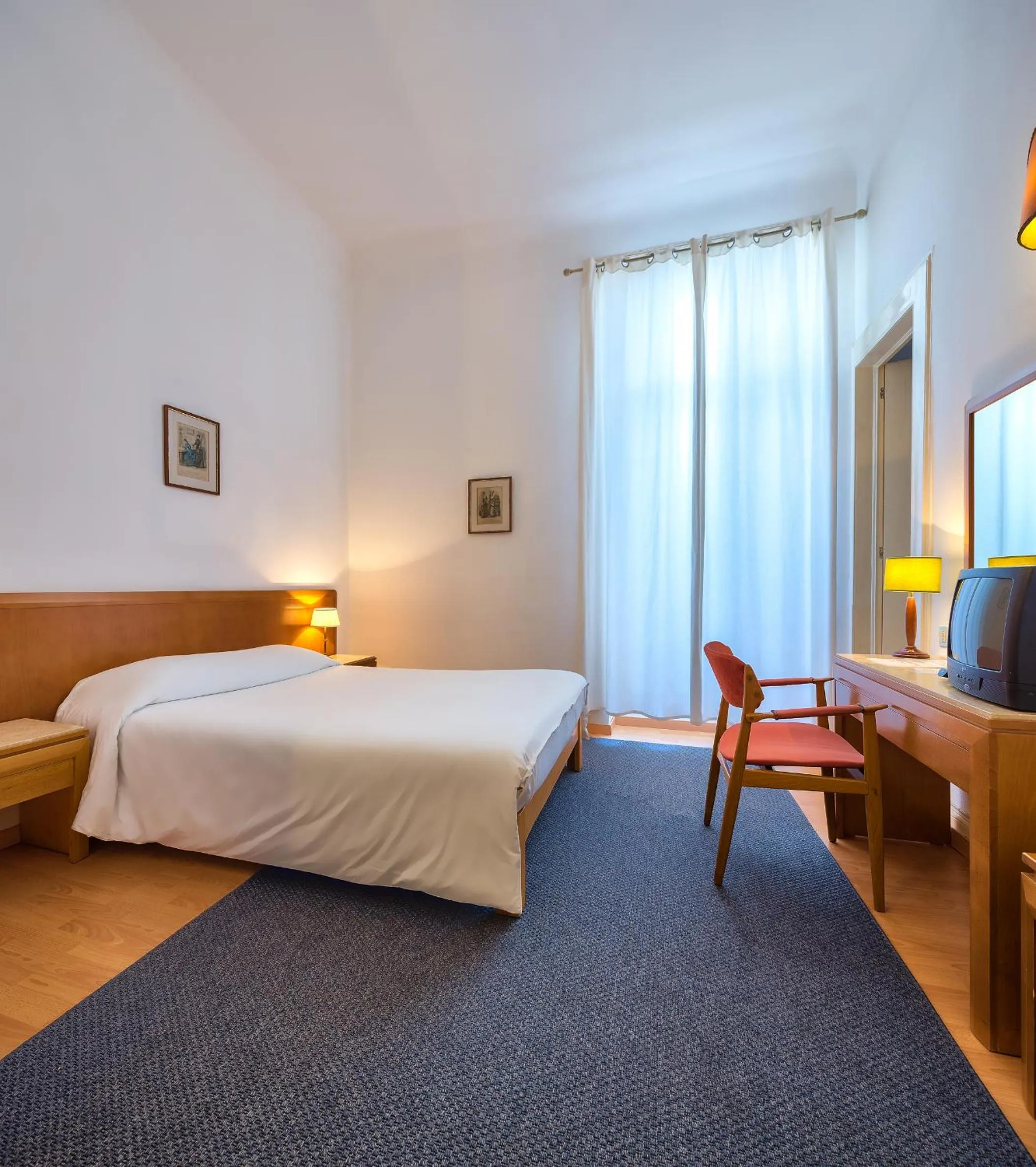 Photo of the whole room, Bed in Hotel Monte Carlo