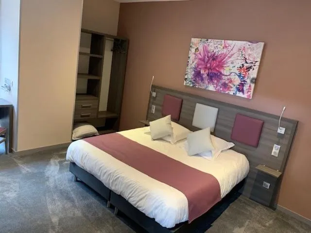 Bed in Hotel-Restaurant St-Christophe