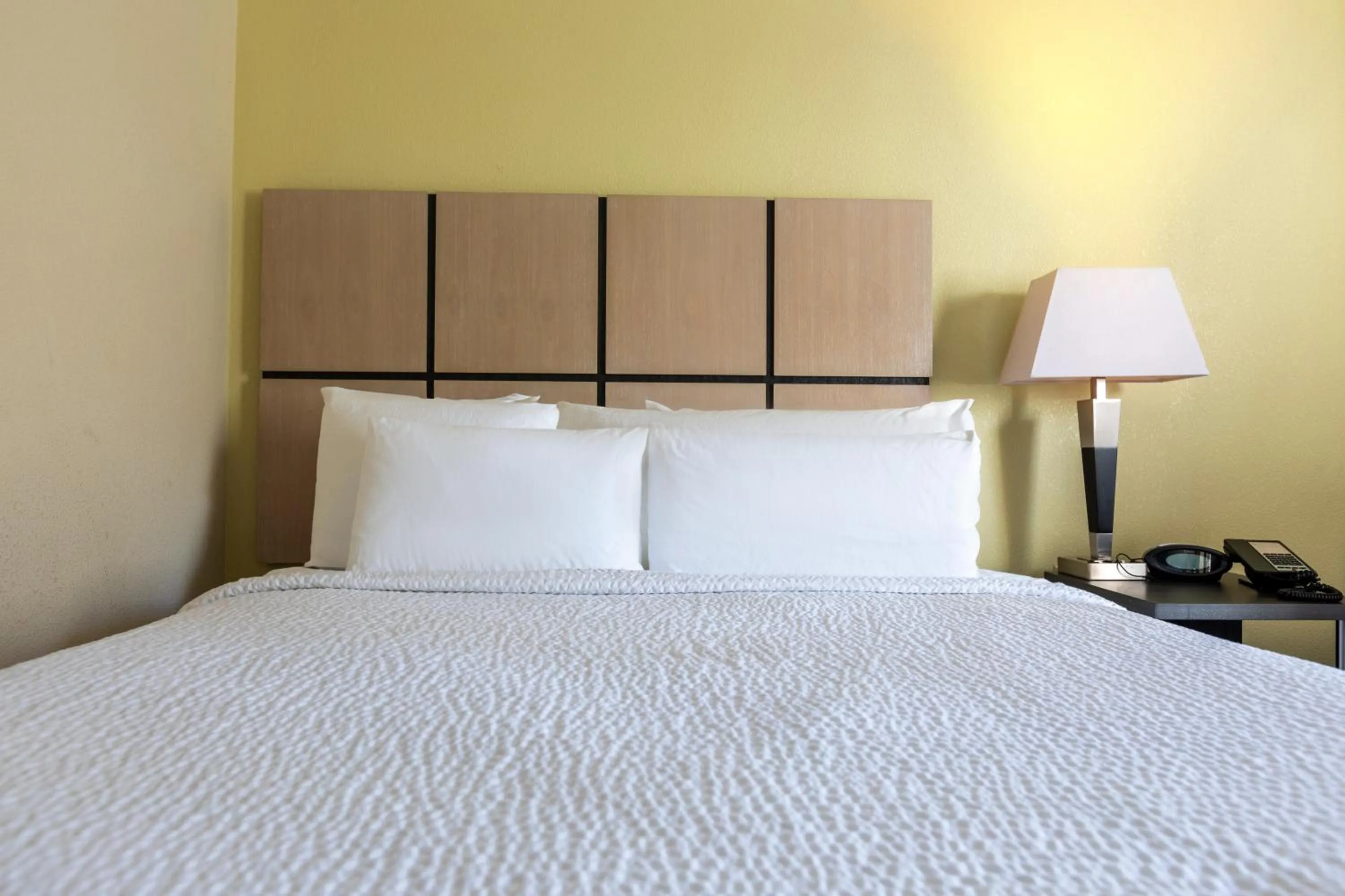 Bed in Candlewood Suites Colonial Heights - Fort Lee by IHG