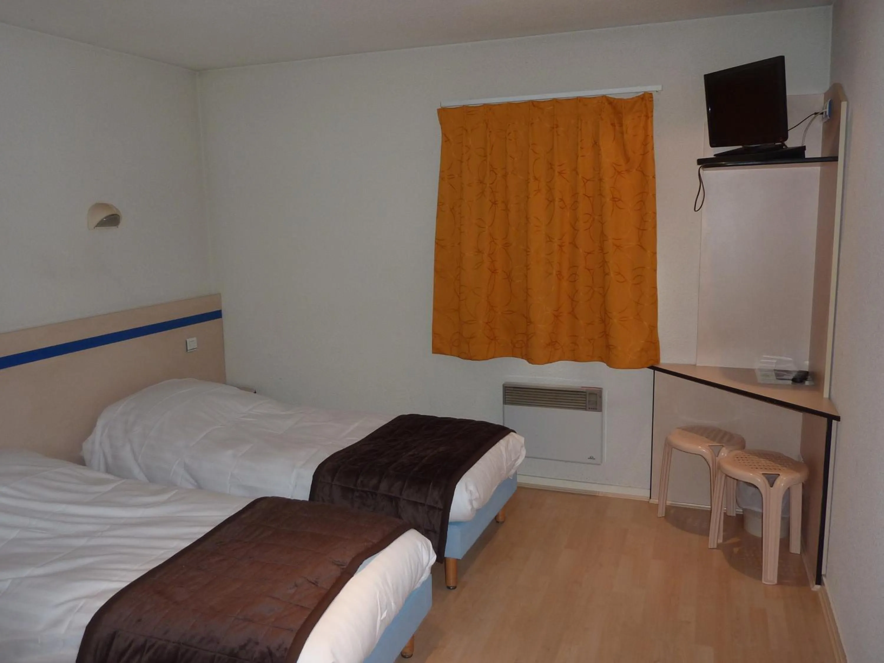 Photo of the whole room, Bed in Lac'Hotel France