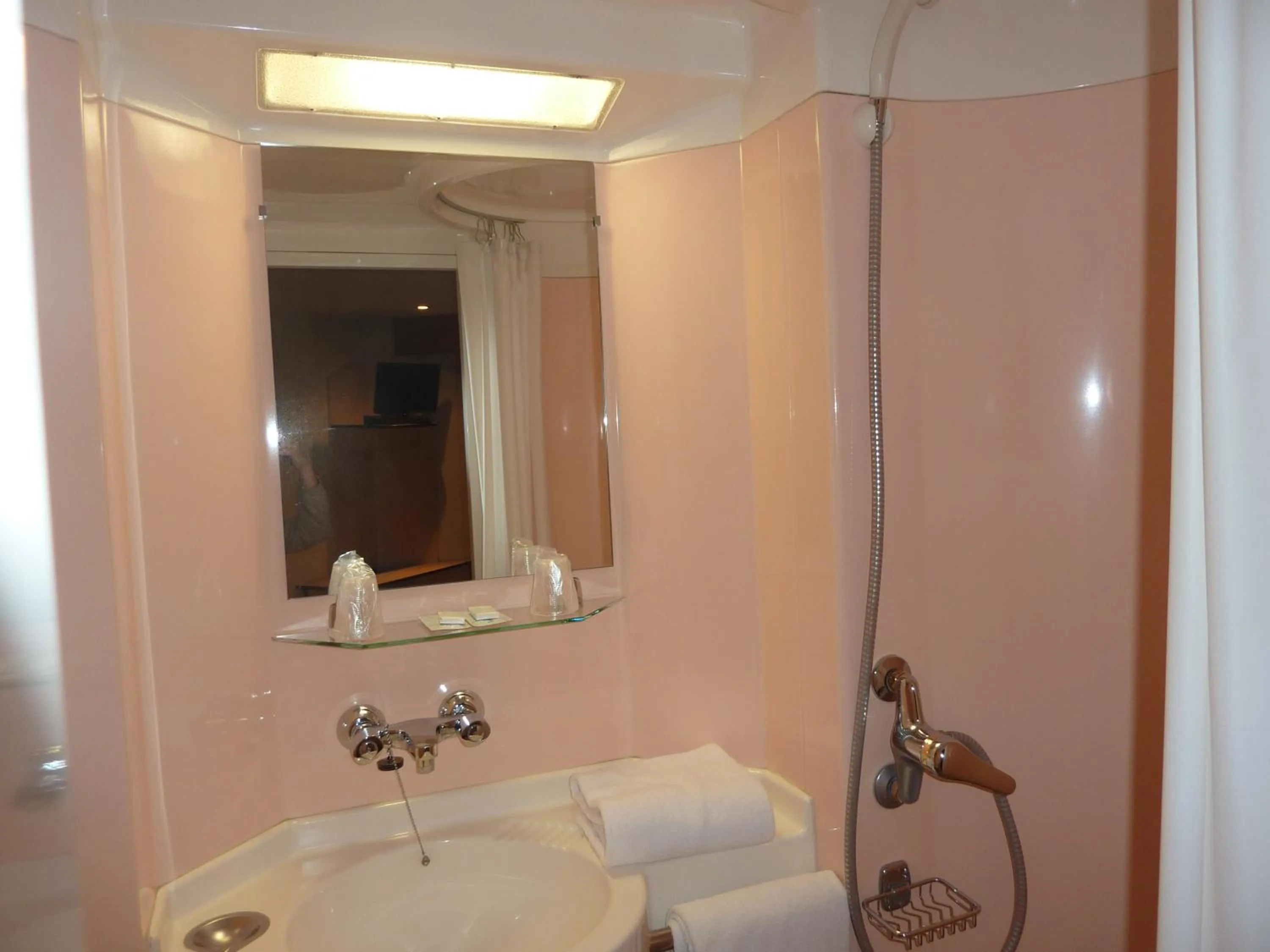 Bathroom in Lac'Hotel France