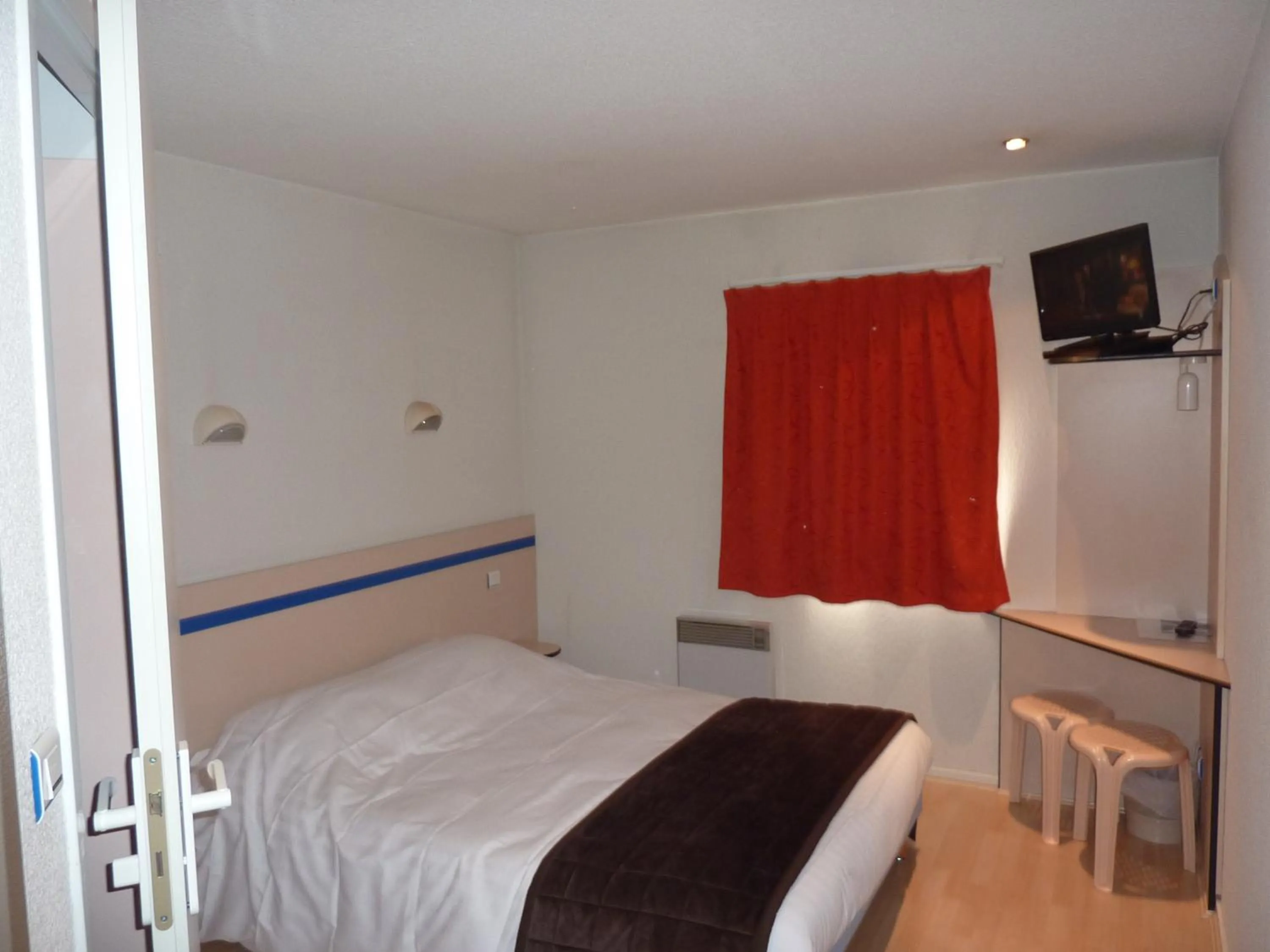 Photo of the whole room, Bed in Lac'Hotel France