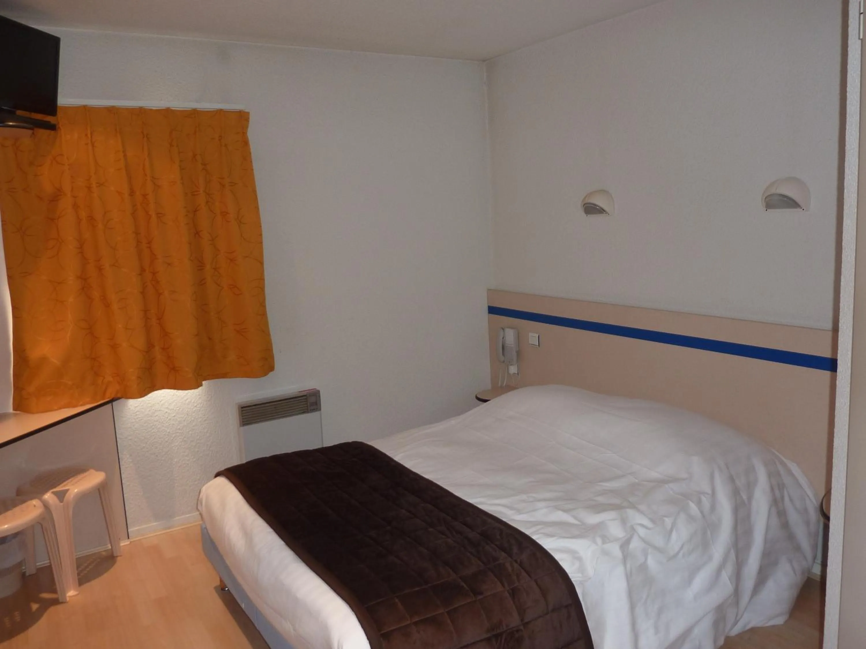 Photo of the whole room, Bed in Lac'Hotel France
