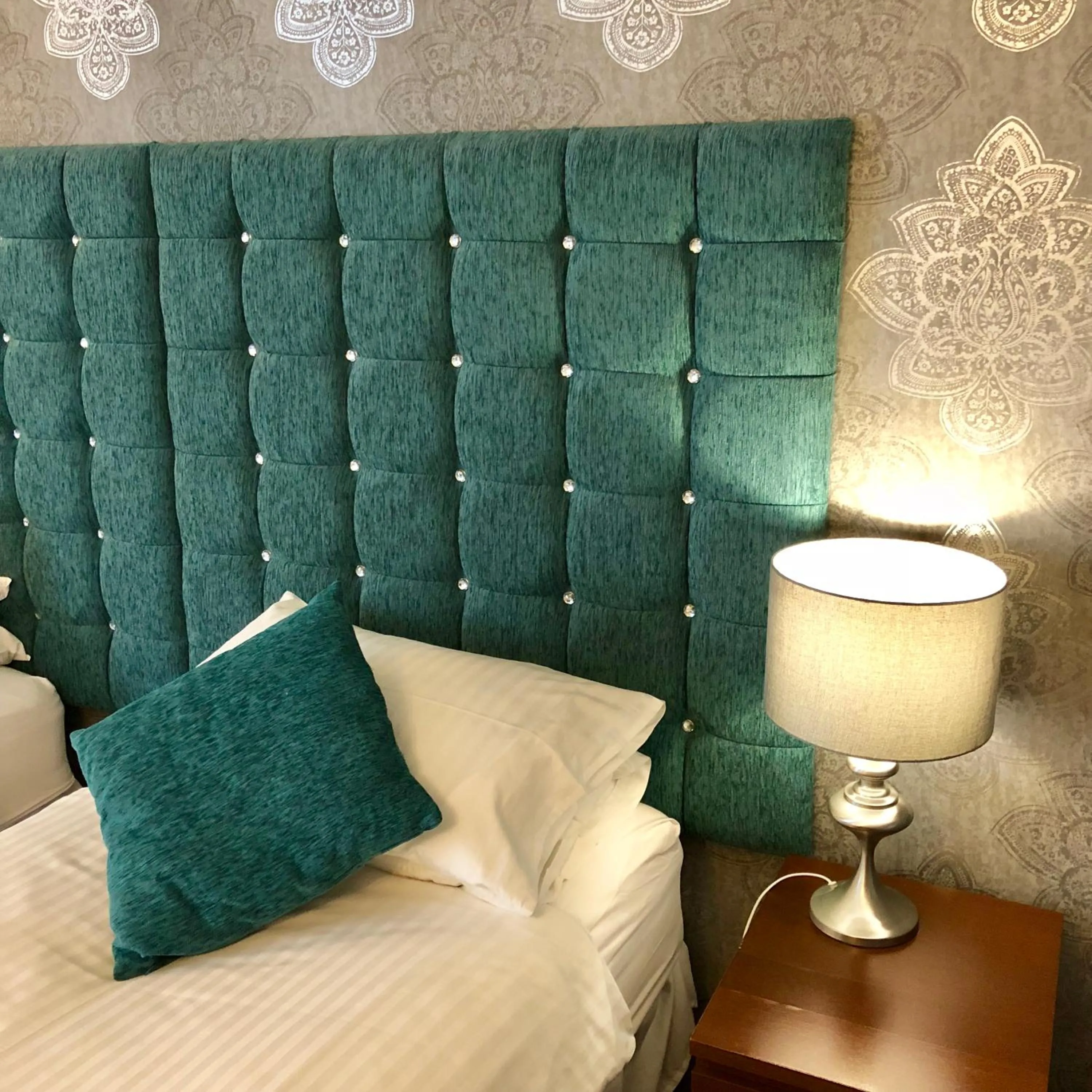 Bed in Best Western Compass Inn