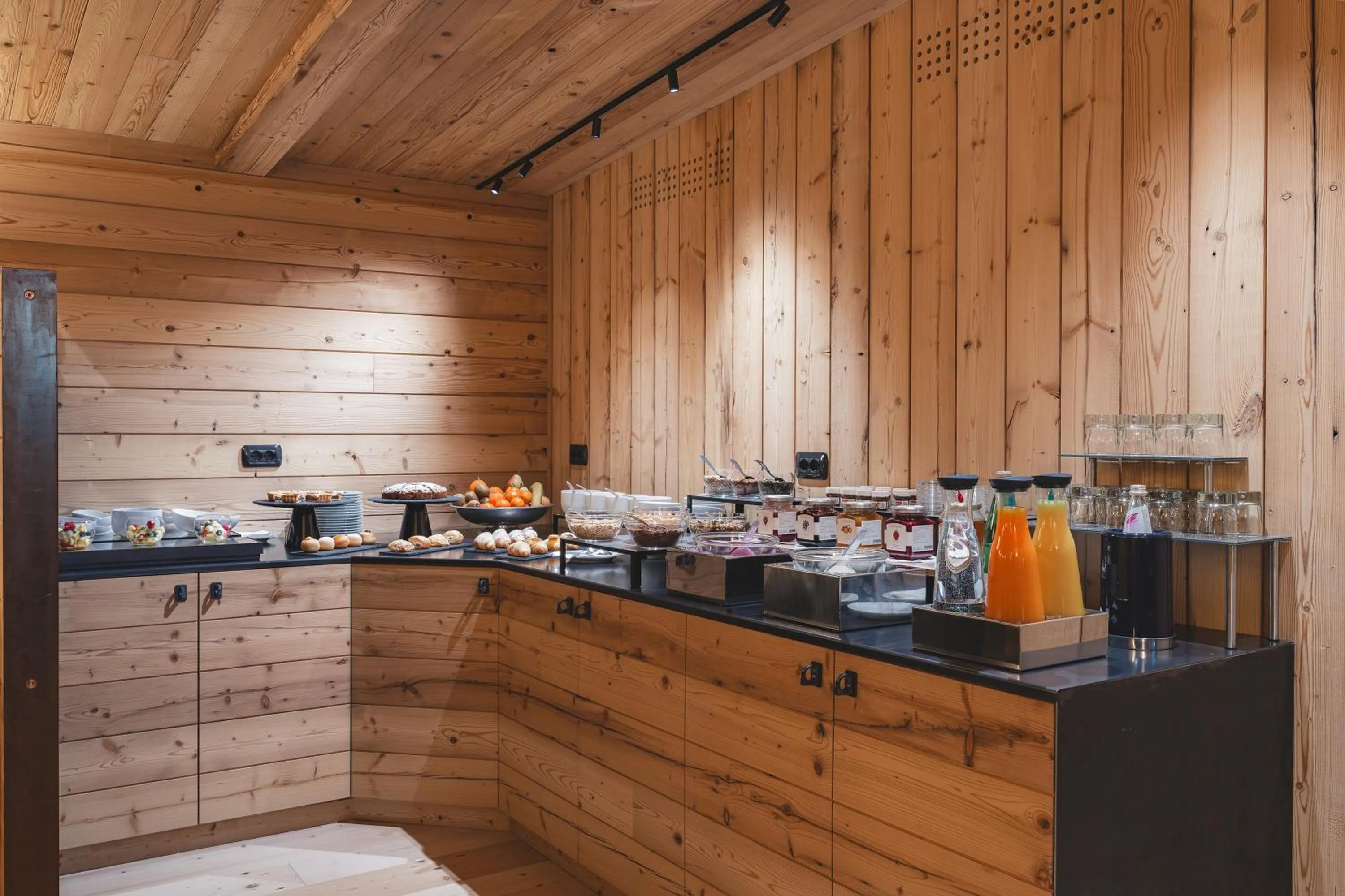 Food and drinks in Chalet Laura Lodge Hotel