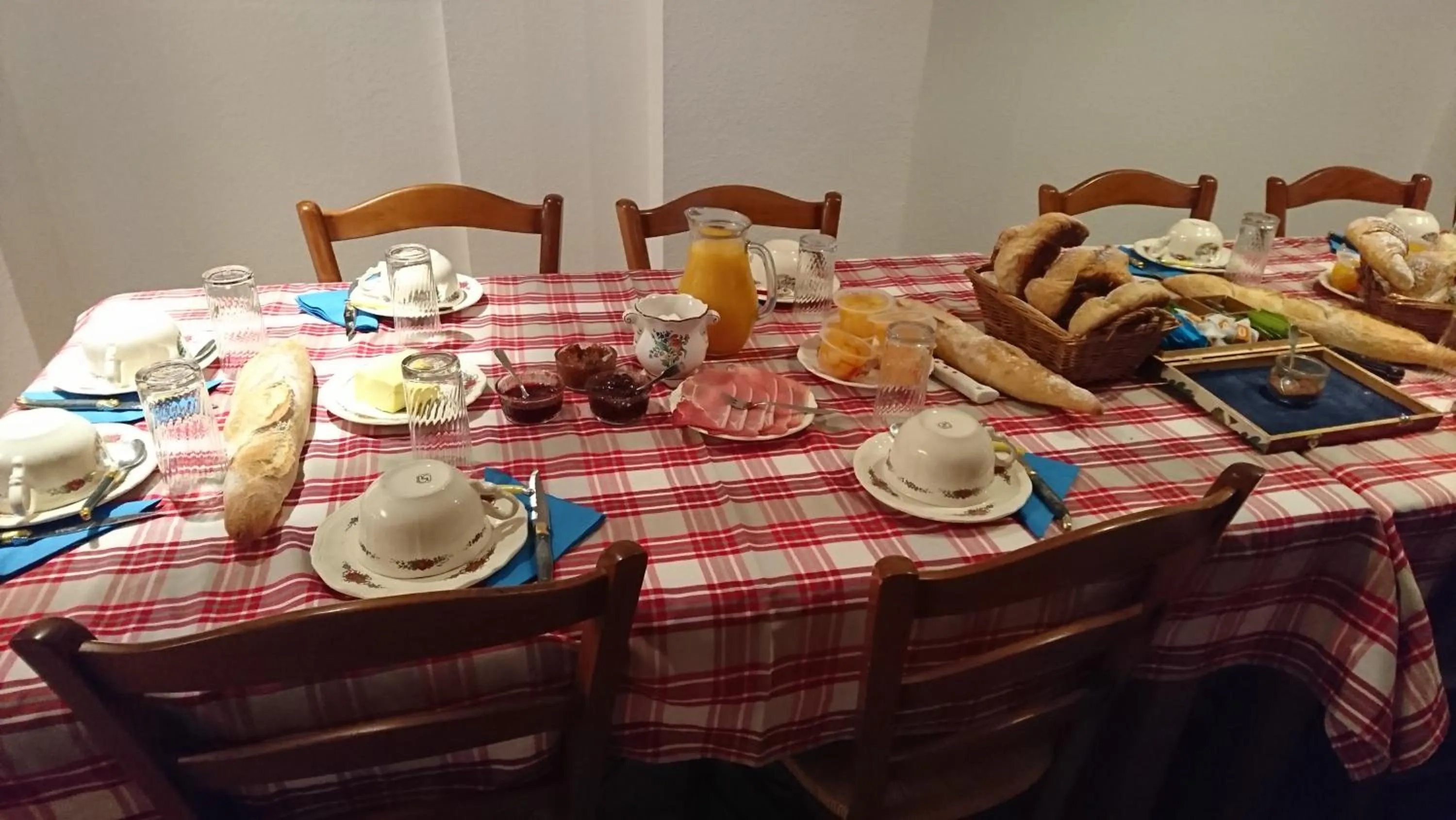 Communal lounge/ TV room in Chambre d'hôtes Kieffer Le Grand Bienfaisy