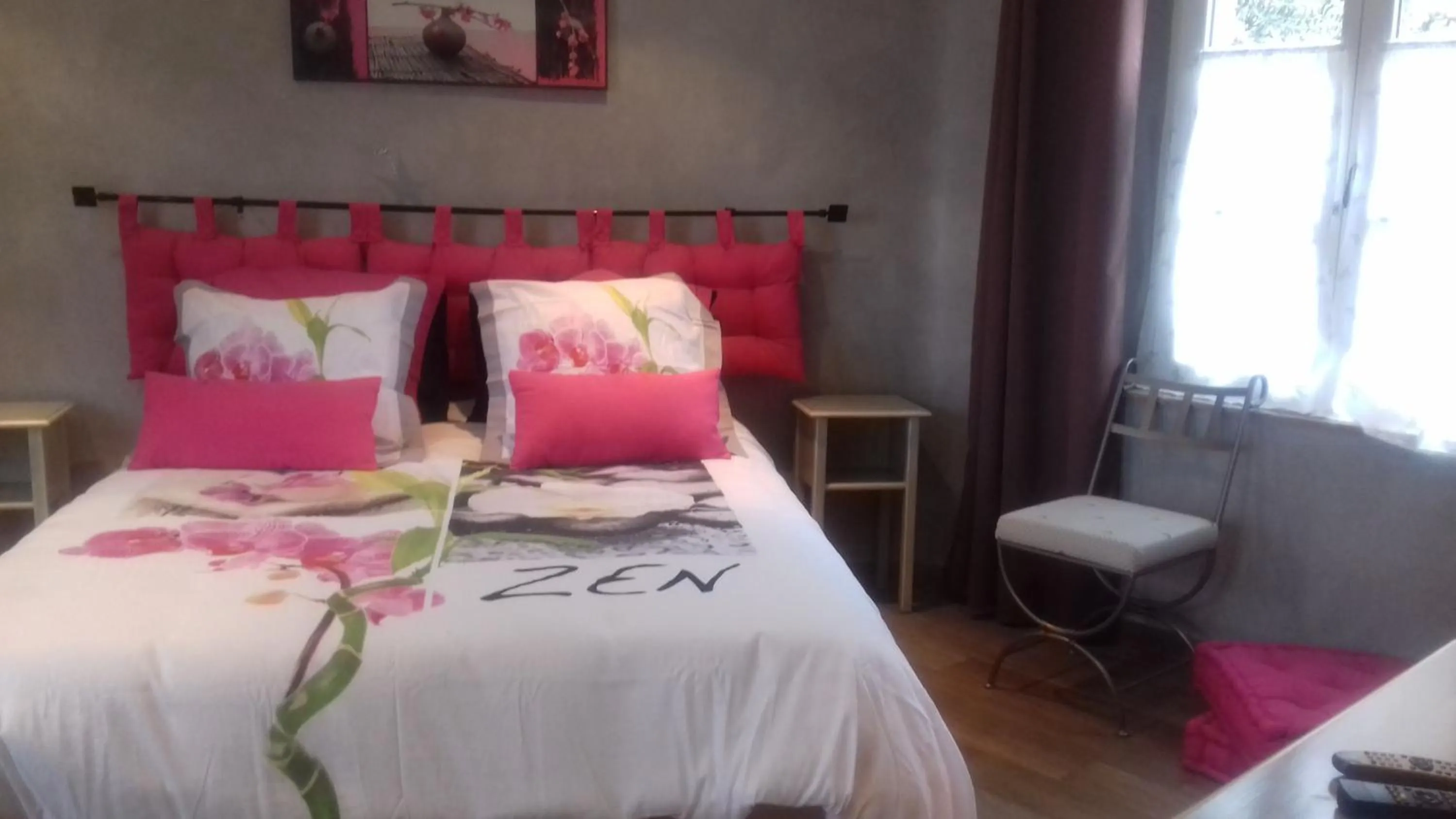 Bedroom, Bed in Les Jardins de l'Ermitage