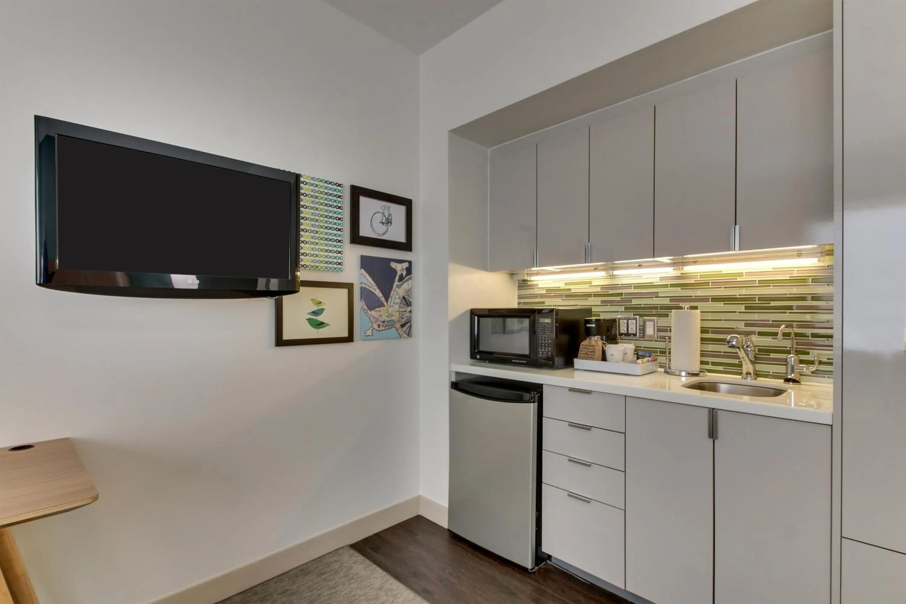 Photo of the whole room in Element Ewing Princeton