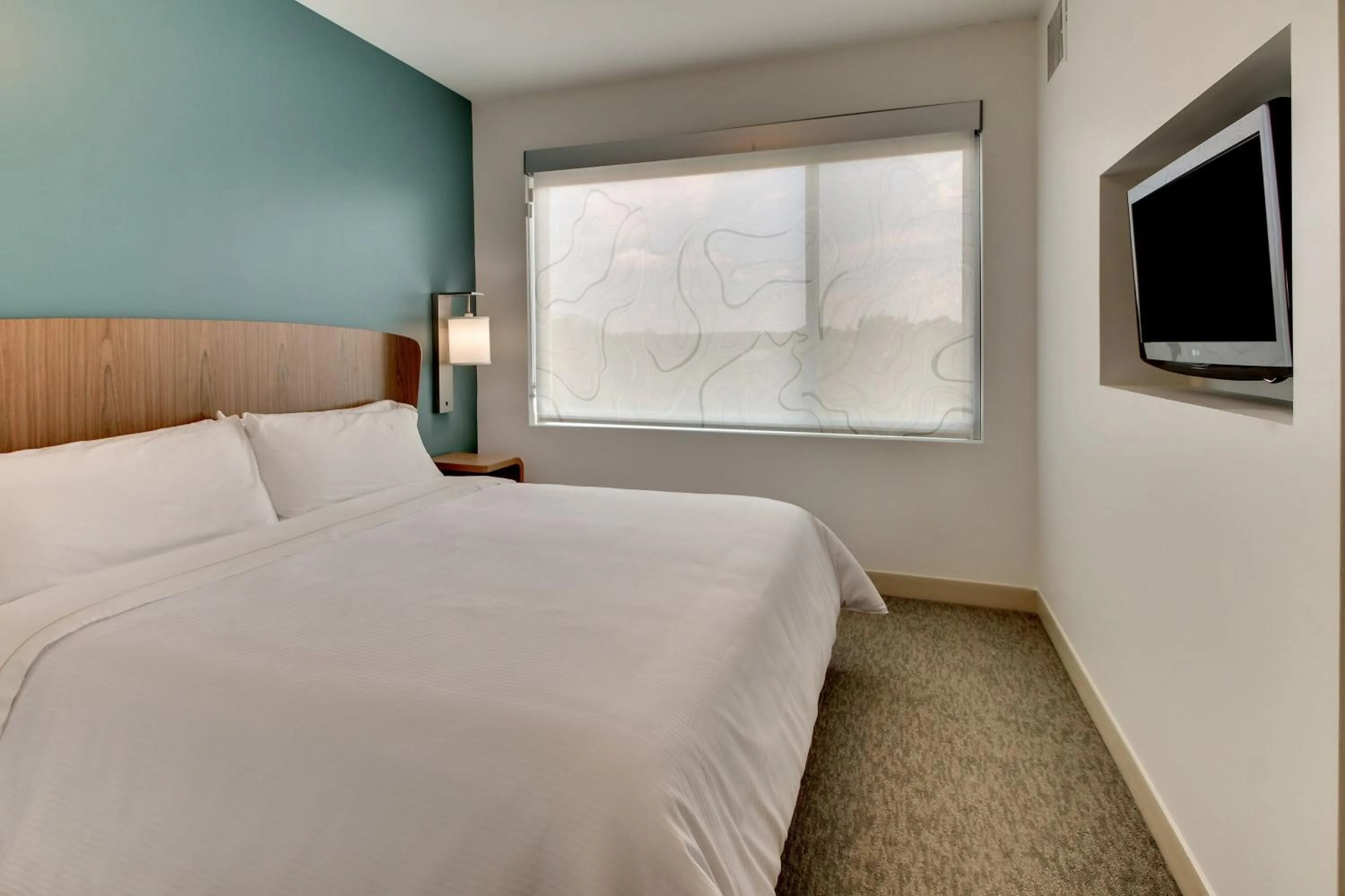 Photo of the whole room, Bed in Element Ewing Princeton