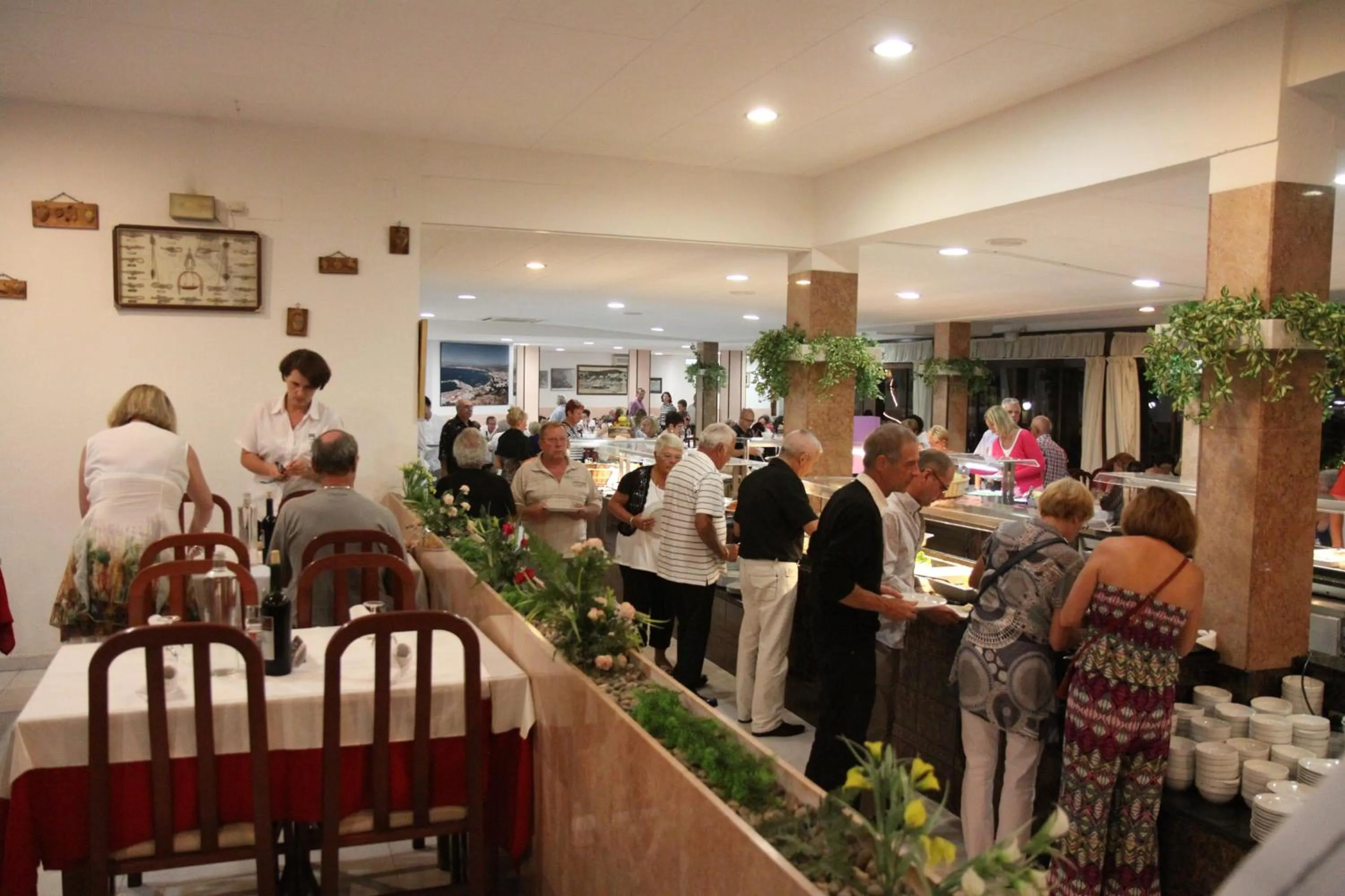 Restaurant/places to eat in Hotel Univers