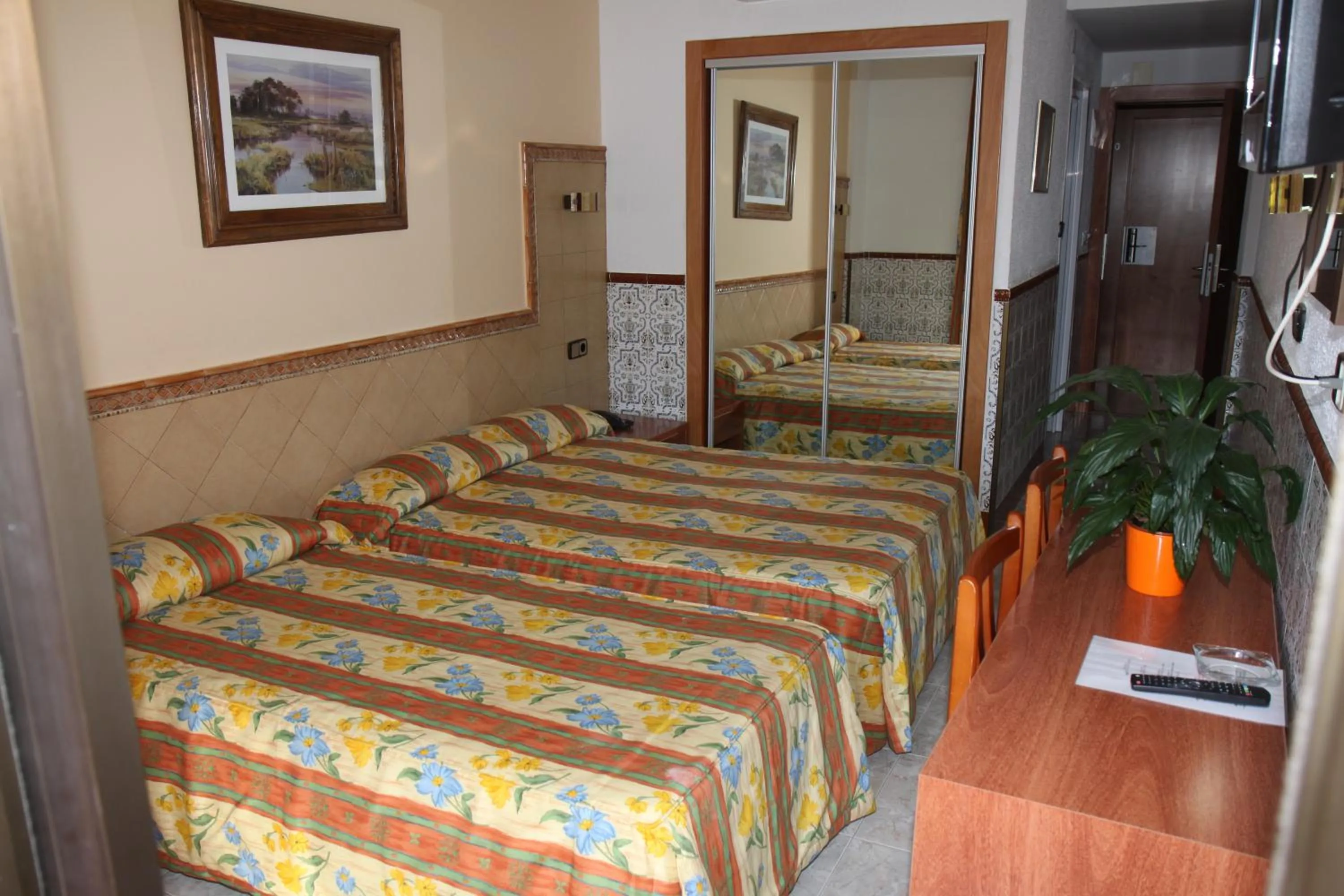 Photo of the whole room, Bed in Hotel Univers