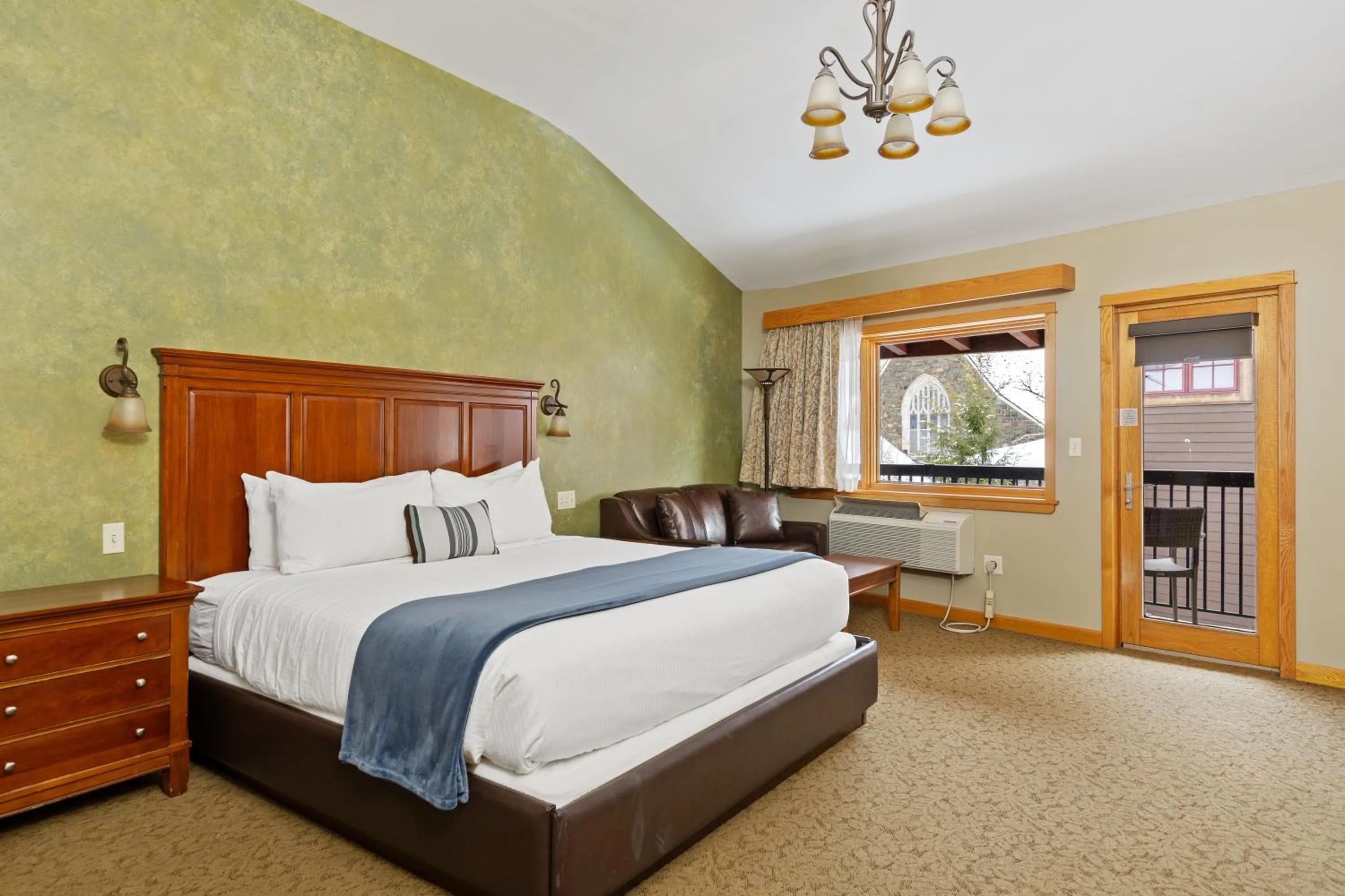 Bed in Golden Arrow Lakeside Resort