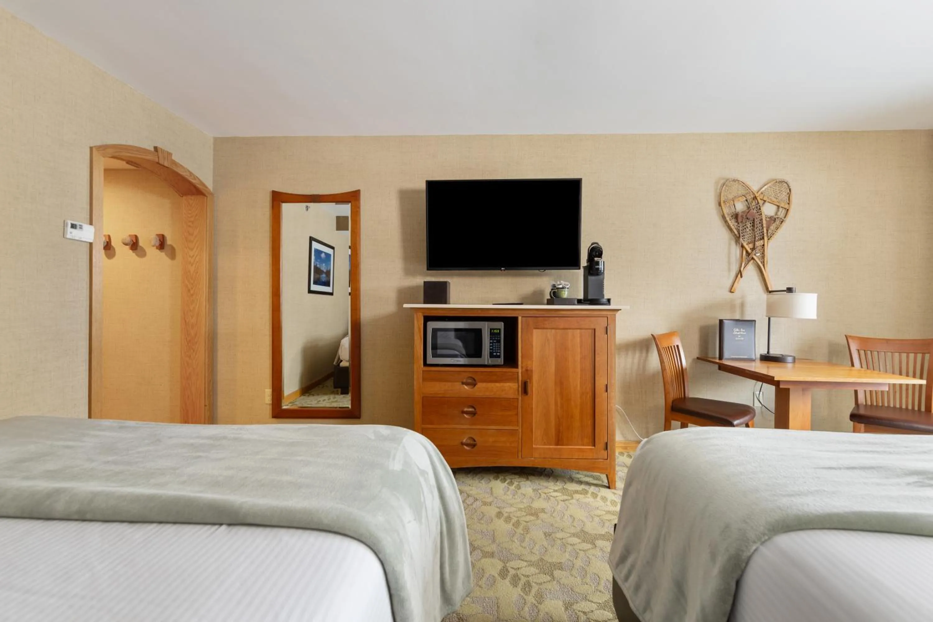 Bed in Golden Arrow Lakeside Resort