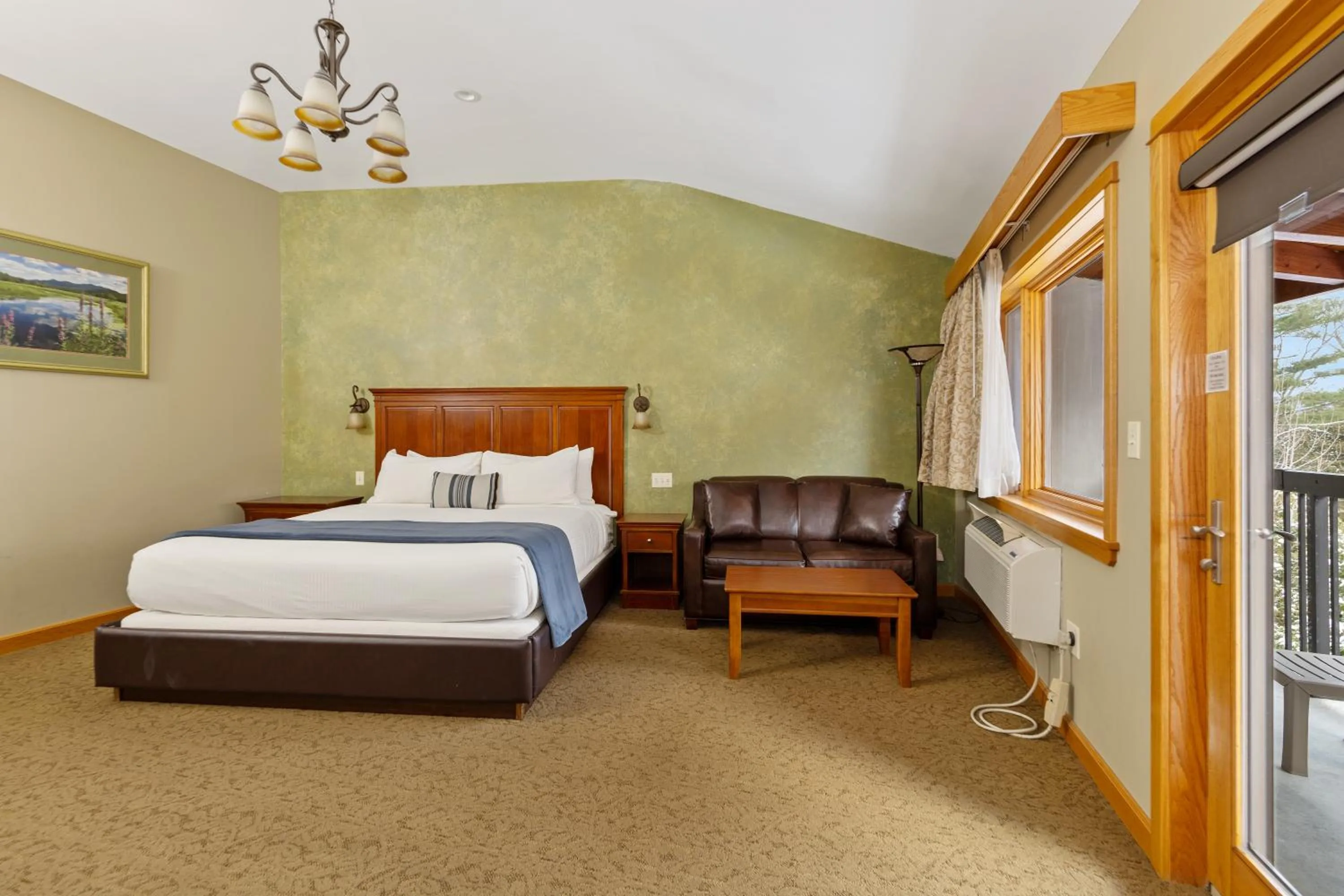 Bed in Golden Arrow Lakeside Resort