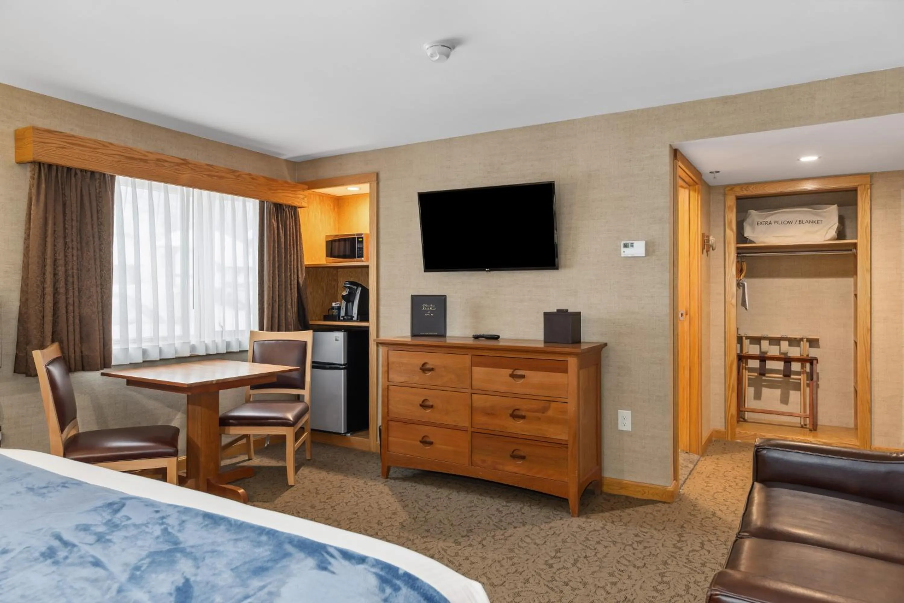 TV and multimedia in Golden Arrow Lakeside Resort