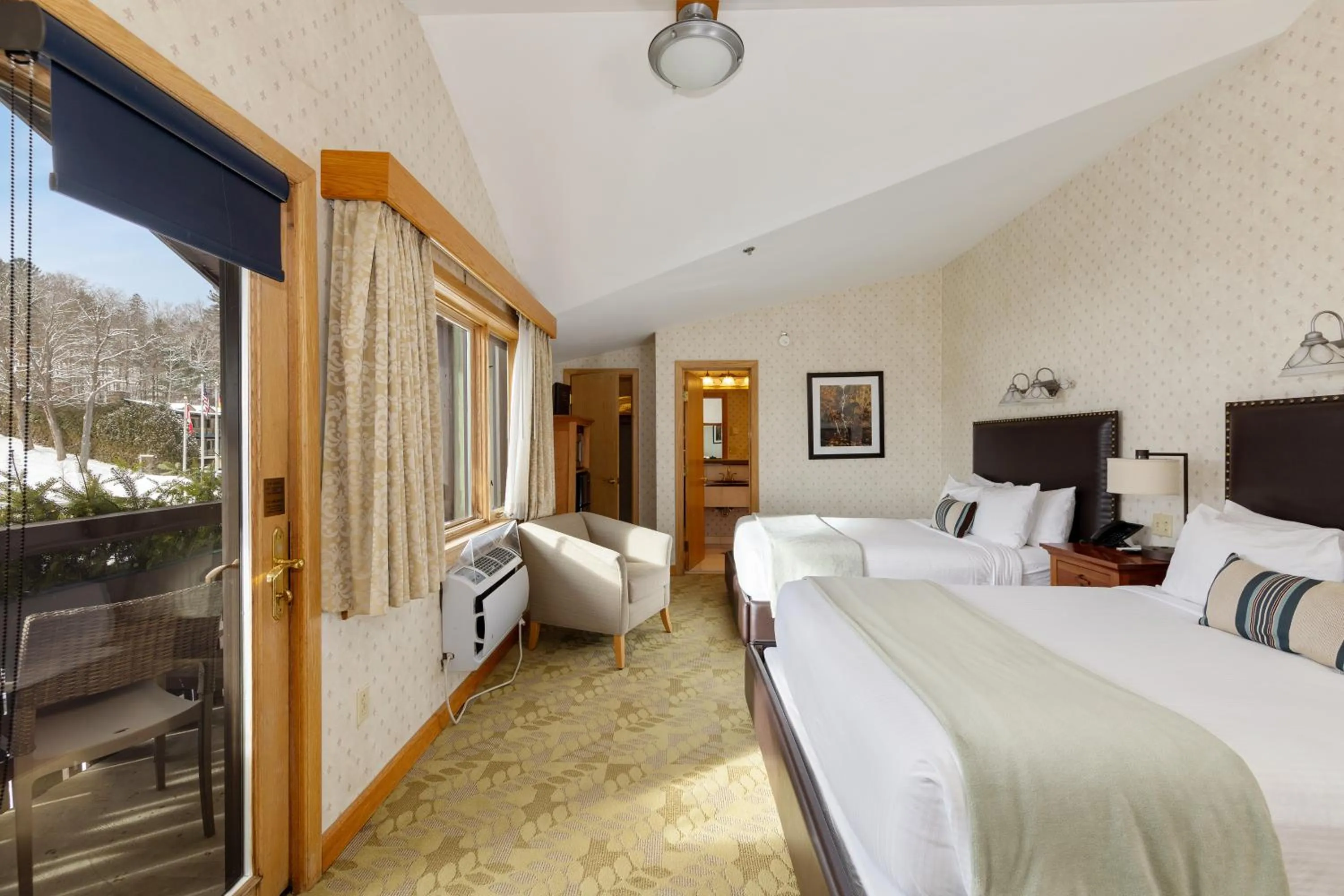 Bed in Golden Arrow Lakeside Resort