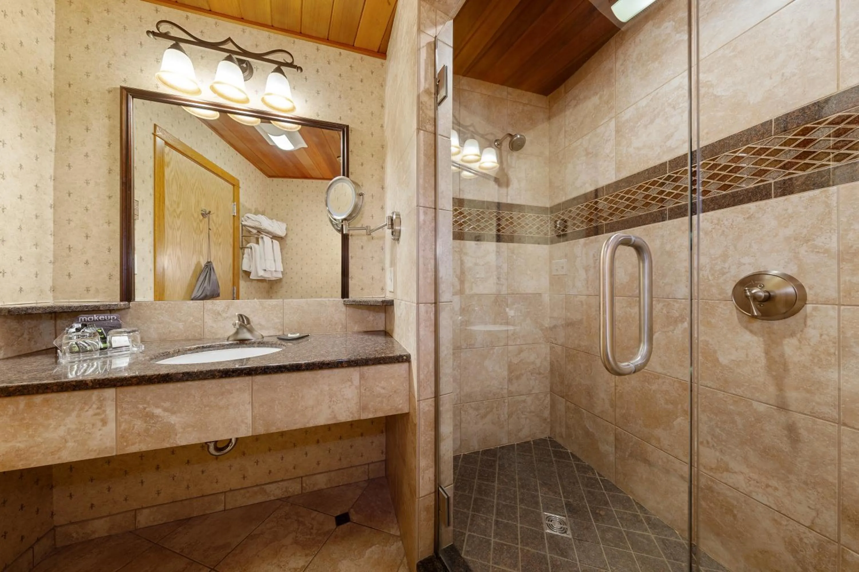 Shower in Golden Arrow Lakeside Resort