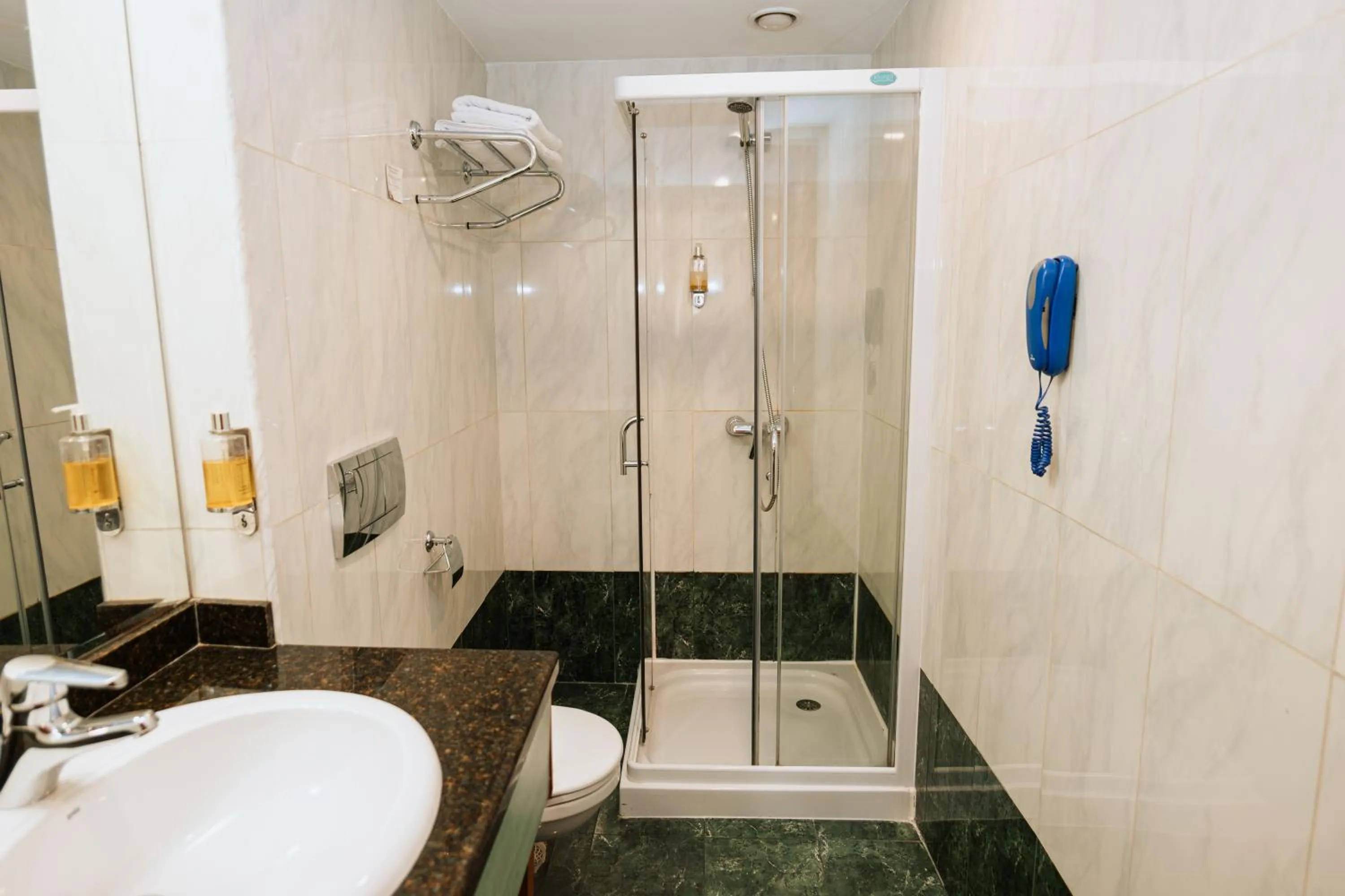 Bathroom in Hotel Duke Romana City Center