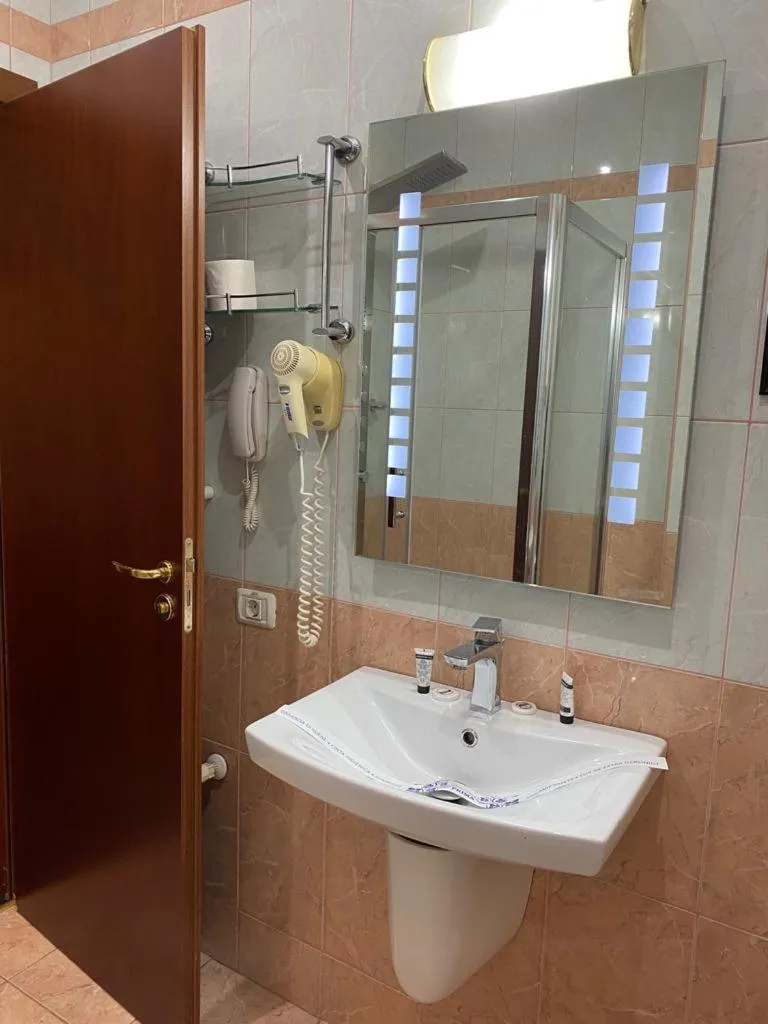 Bathroom in Samaa Hotel