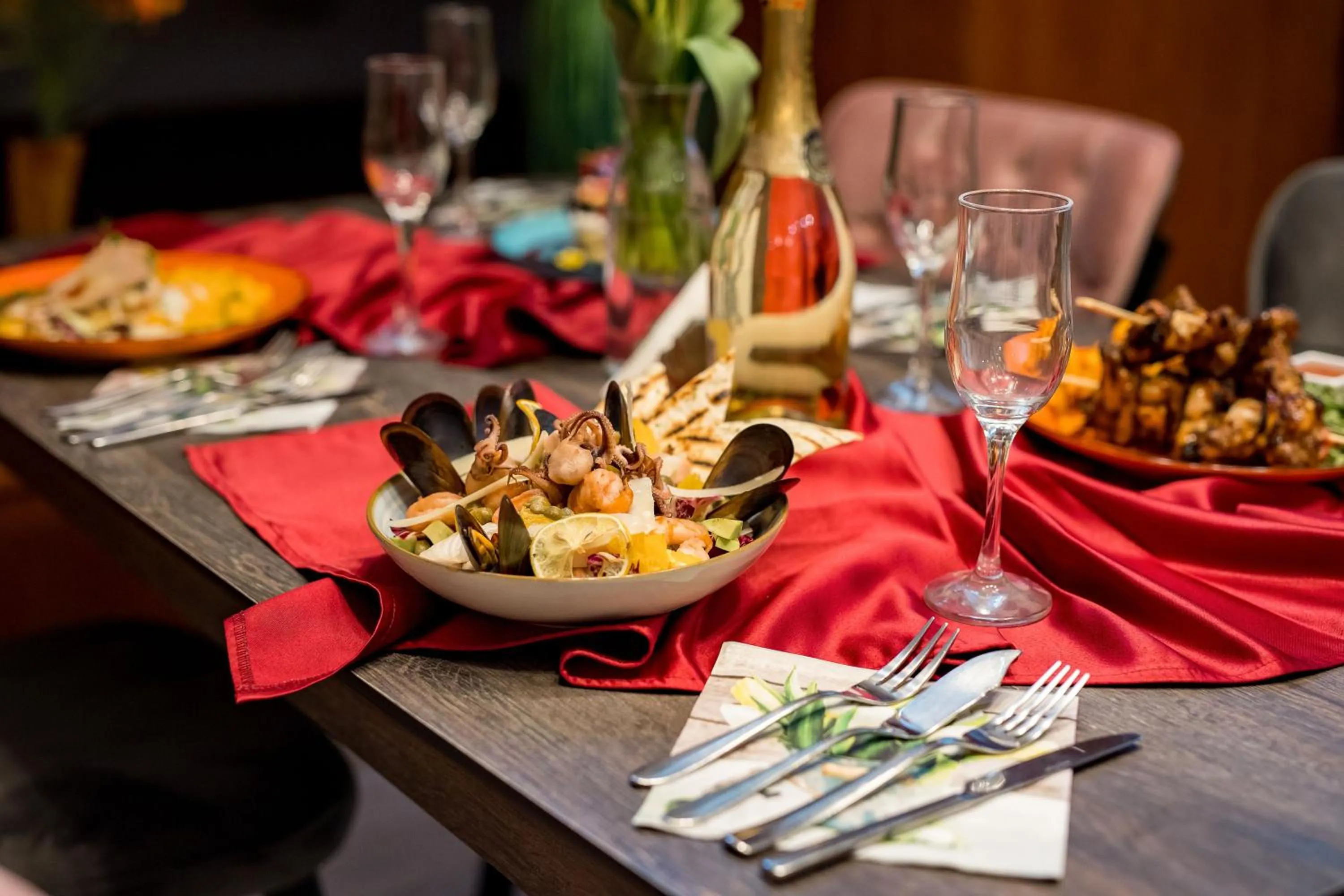 Restaurant/places to eat in Samaa Hotel