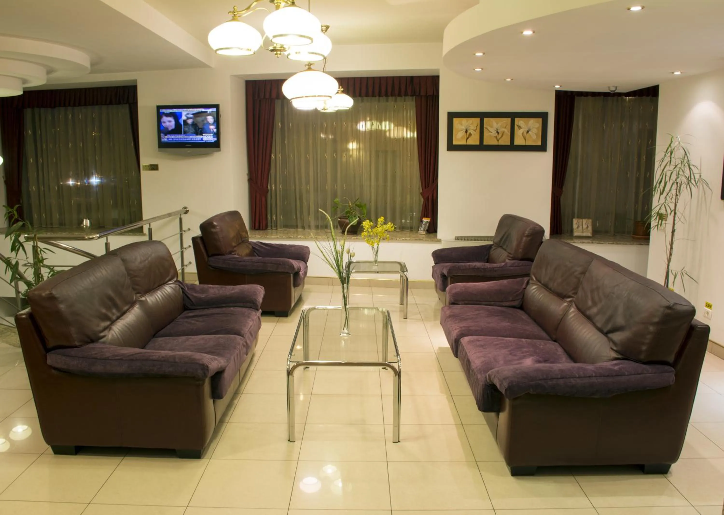 Communal lounge/ TV room in Samaa Hotel