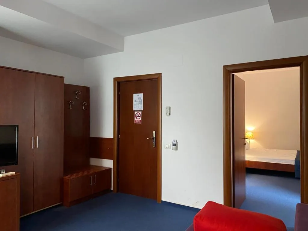 Living room, Bed in Samaa Hotel