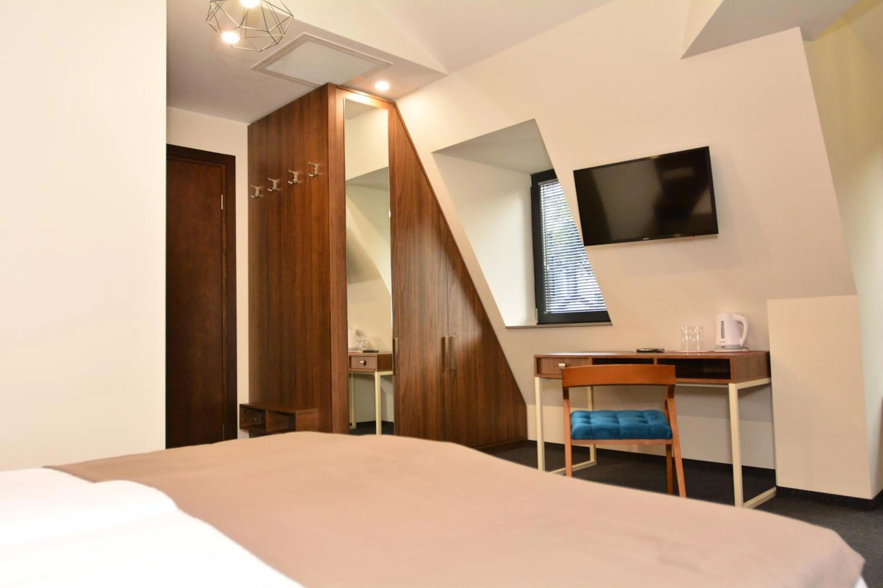 Living room, Bed in Hotel Garnet Tbilisi