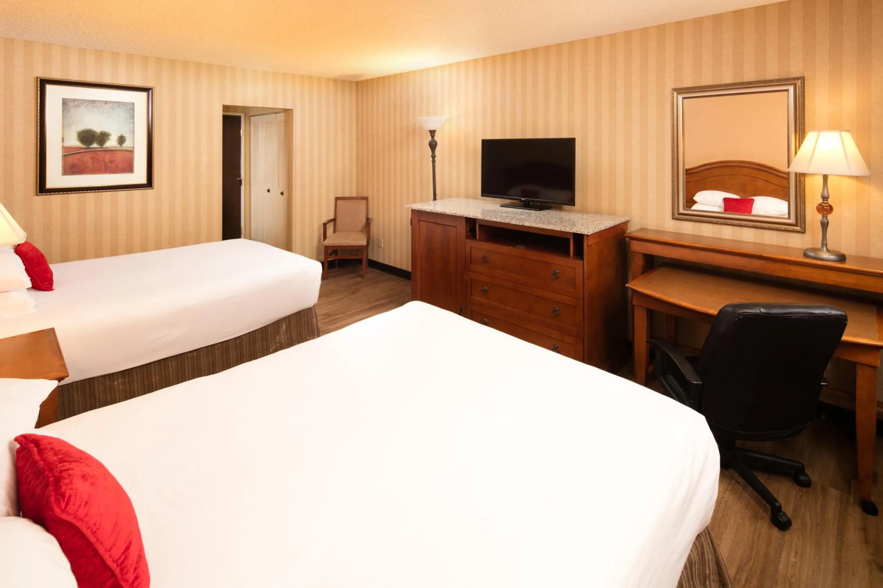 Bed, TV/Entertainment Center in Red Lion Hotel Twin Falls