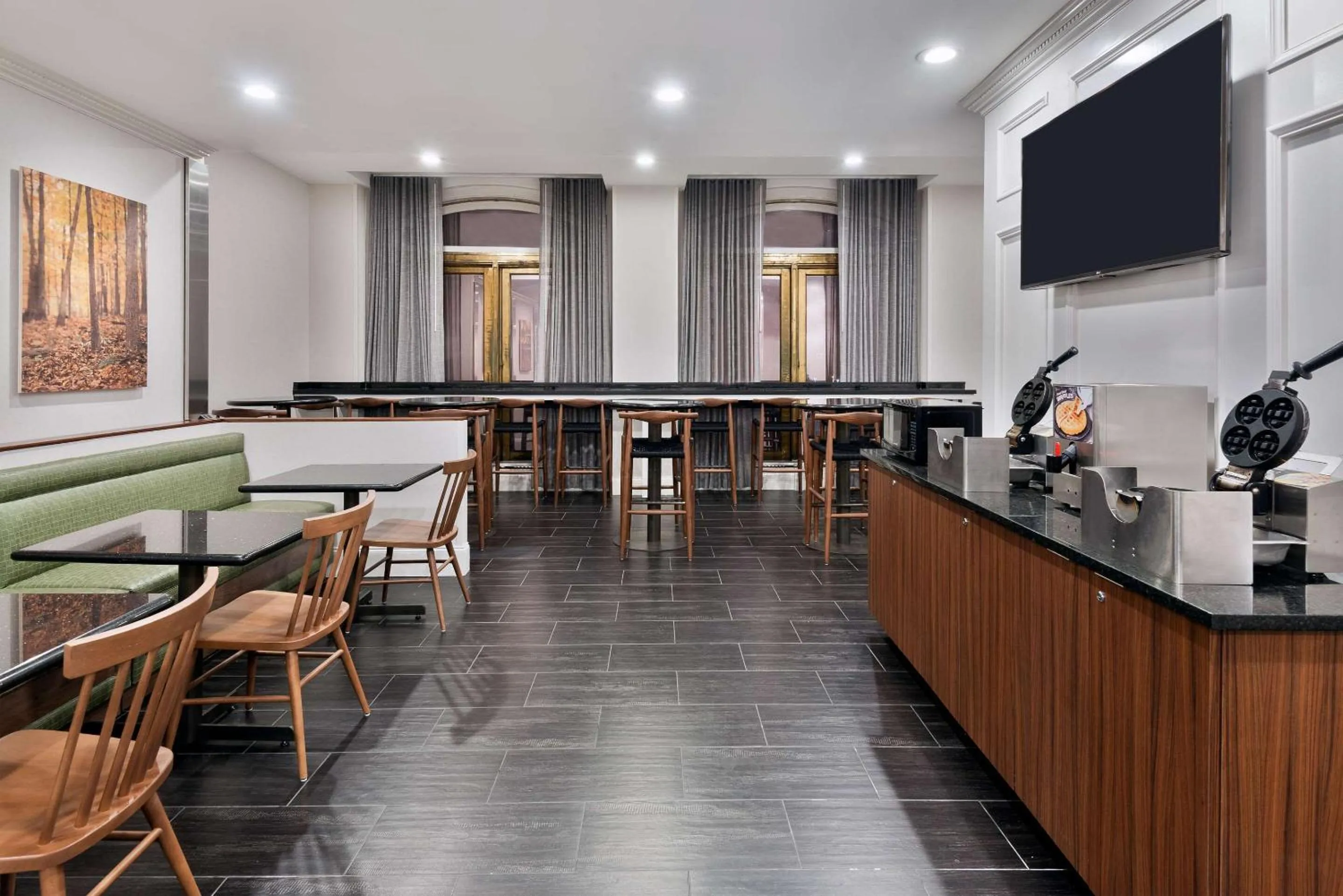 Breakfast in The Connally Hotel Downtown Atlanta, an Ascend Collection Hotel