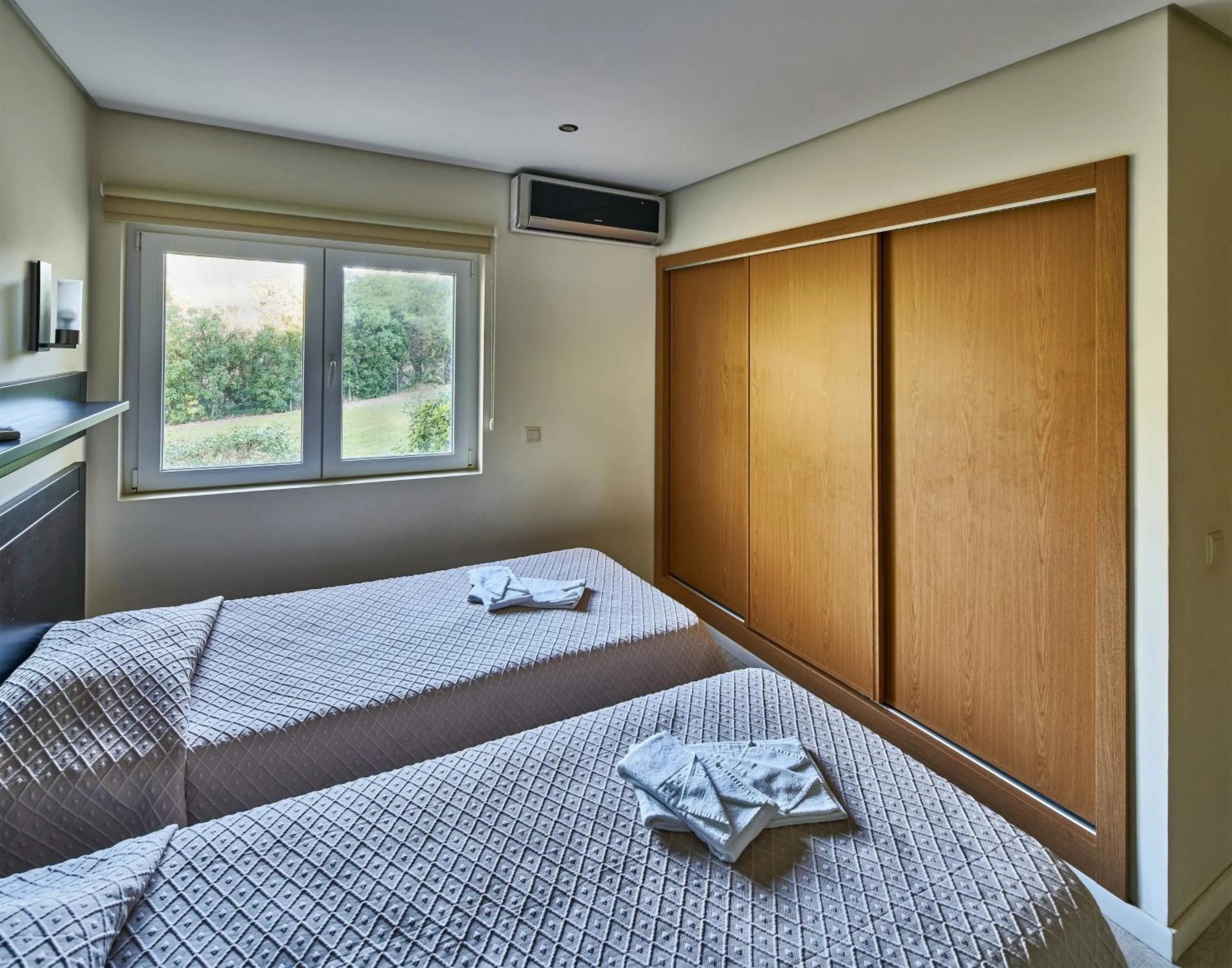 Bedroom, Bed in Parque Mourabel, Oásis Village & Pé do Lago