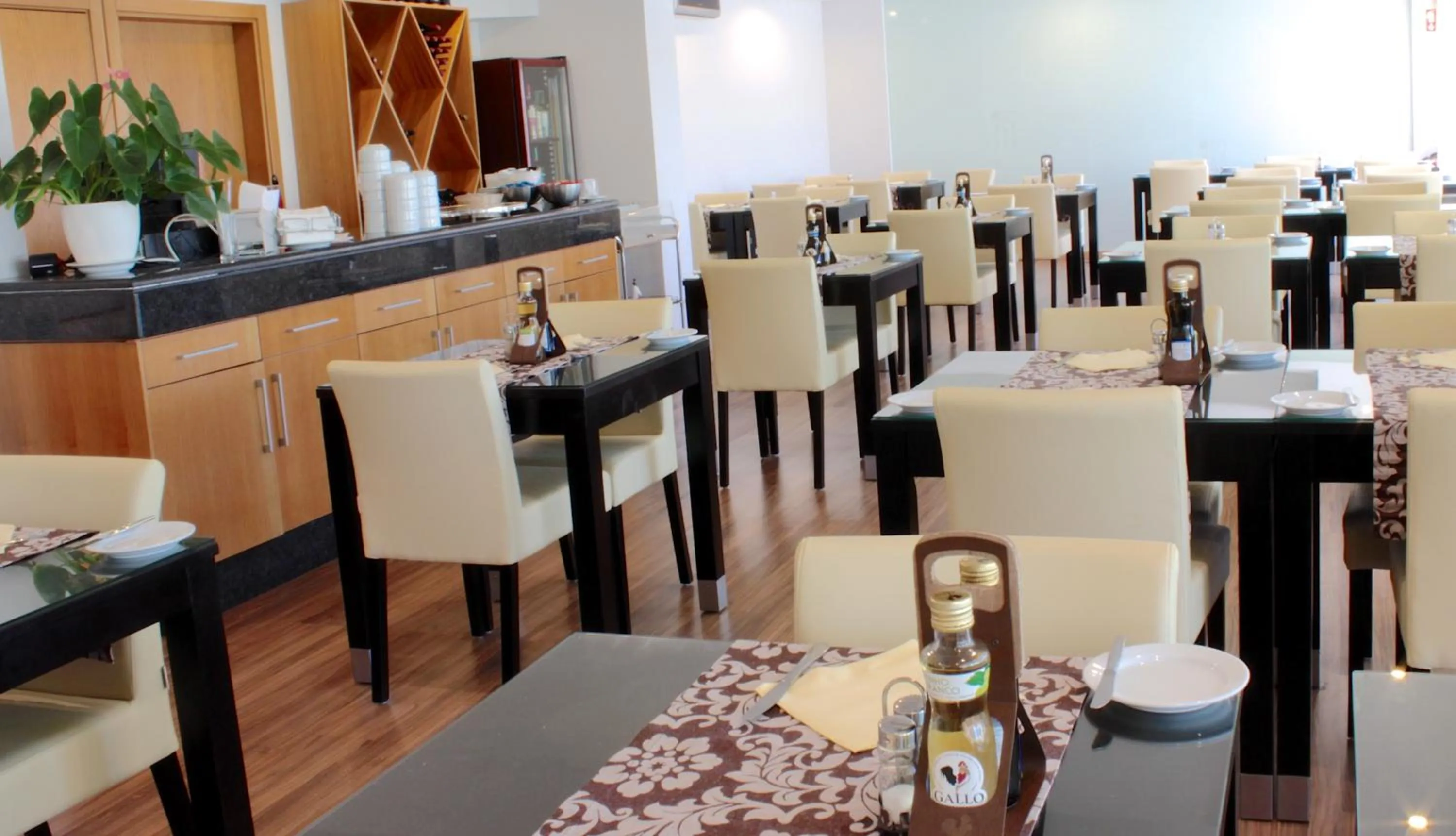 Restaurant/places to eat in Parque Mourabel, Oásis Village & Pé do Lago