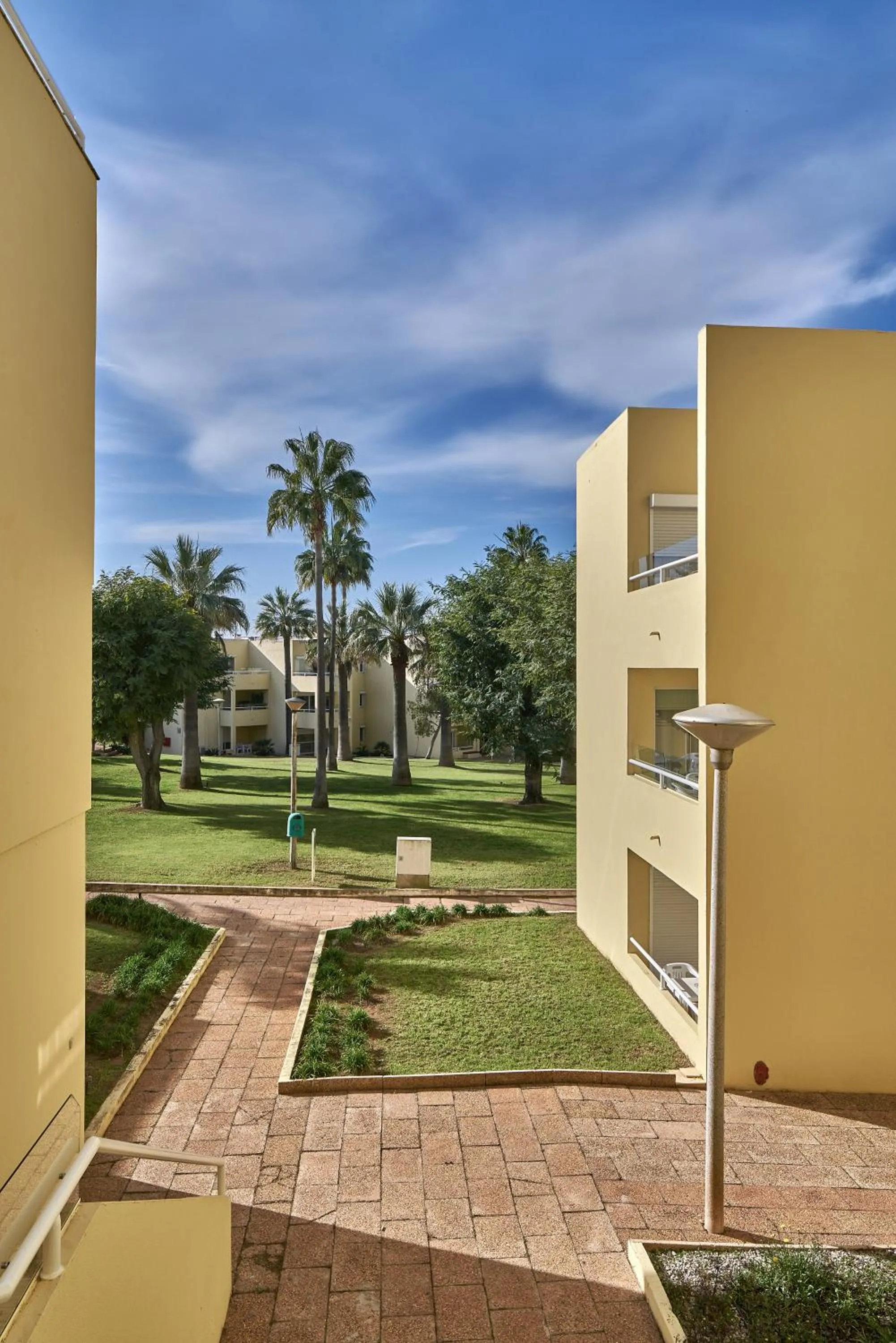 Property building in Parque Mourabel, Oásis Village & Pé do Lago