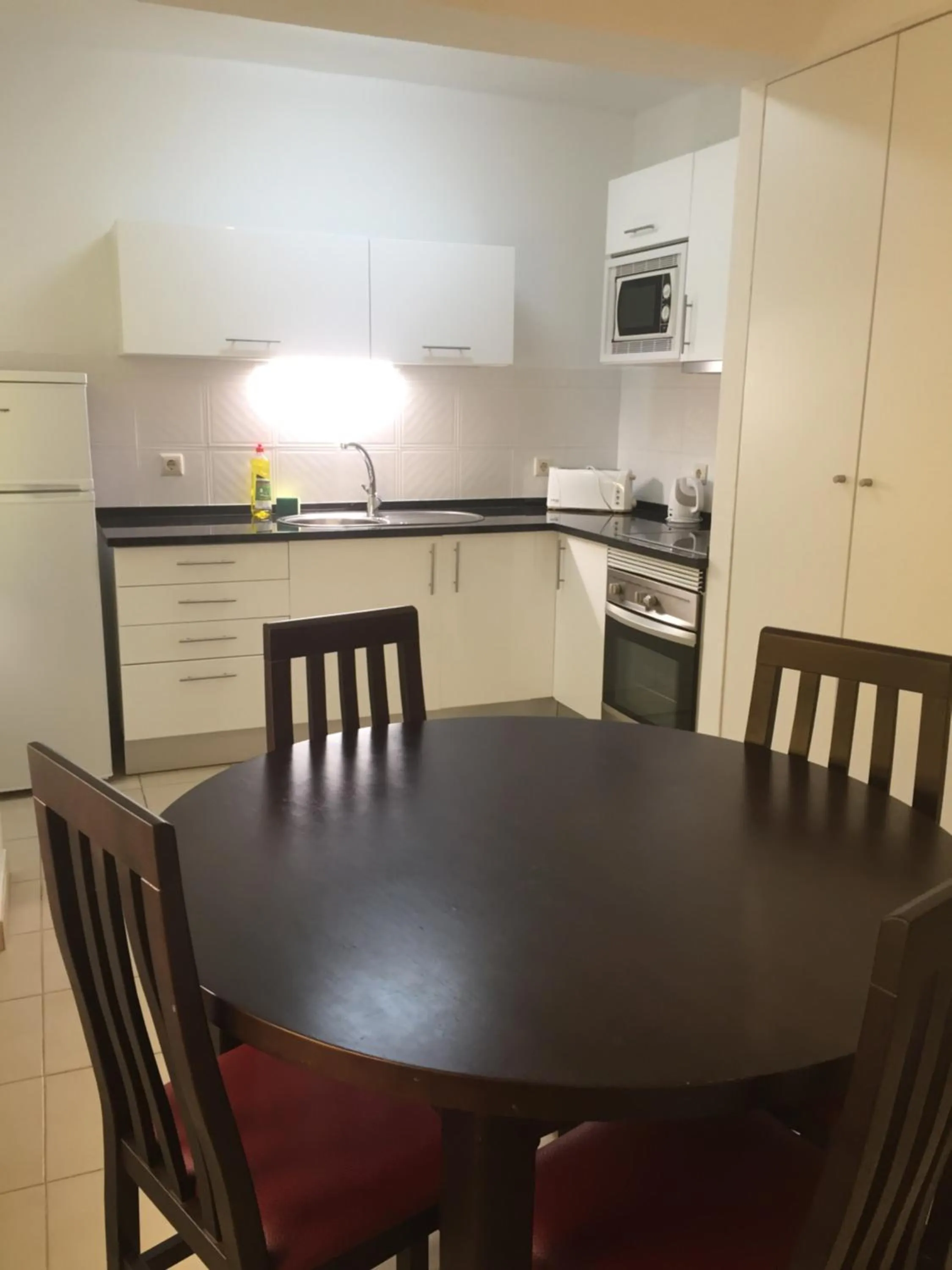 Kitchen or kitchenette in Parque Mourabel, Oásis Village & Pé do Lago