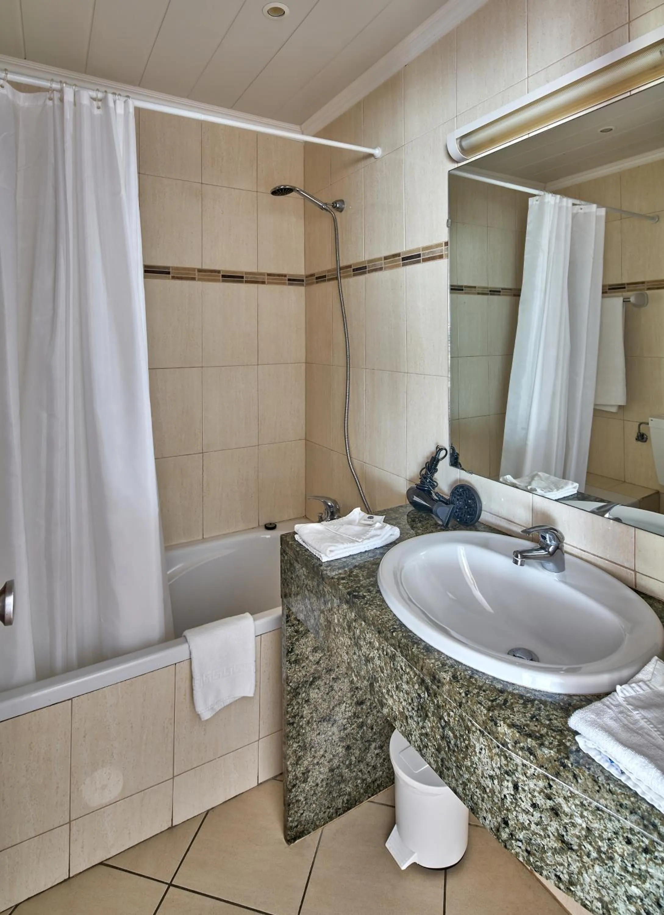 Bathroom in Parque Mourabel, Oásis Village & Pé do Lago