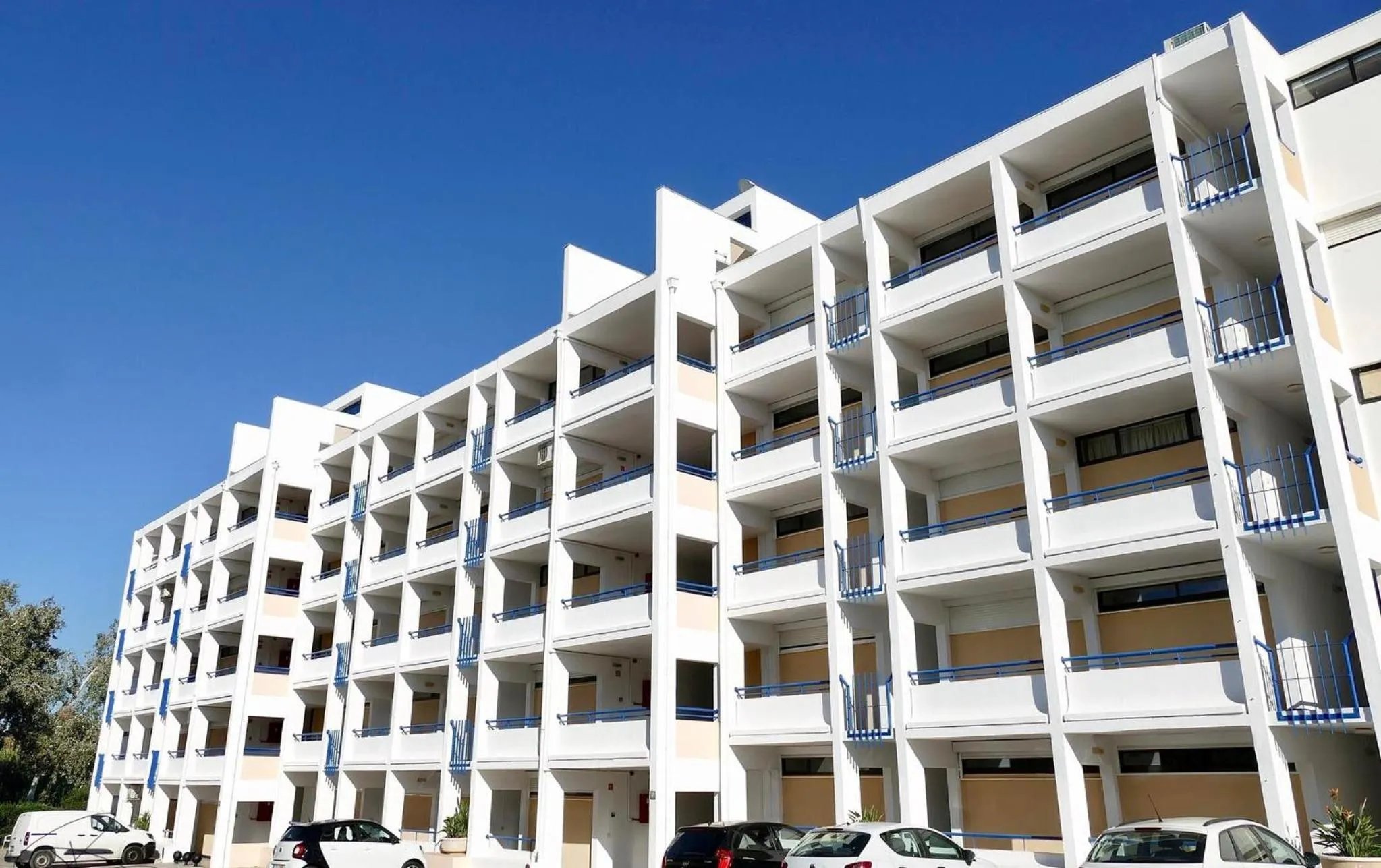 Property building in Parque Mourabel, Oásis Village & Pé do Lago