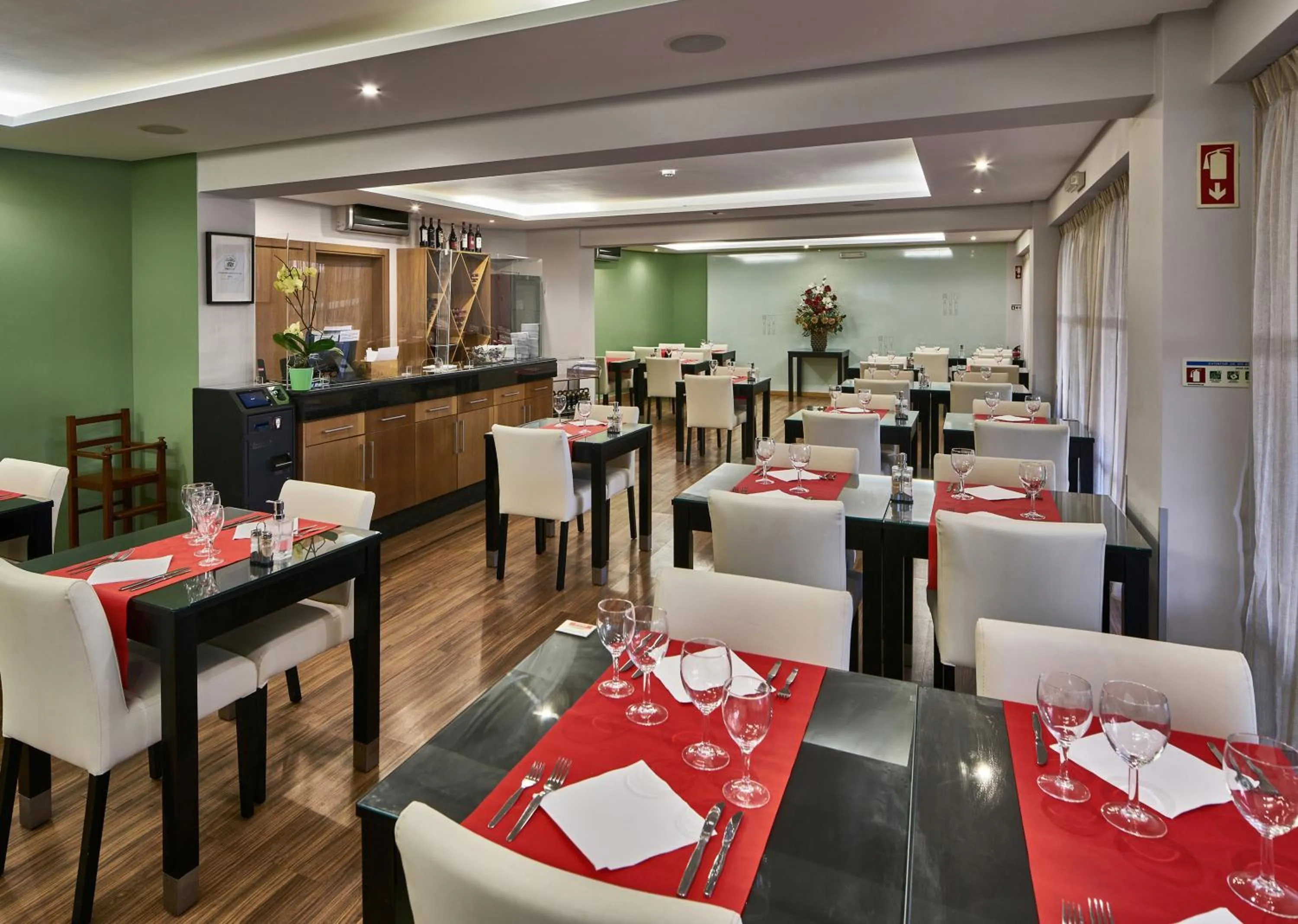 Restaurant/places to eat in Parque Mourabel, Oásis Village & Pé do Lago