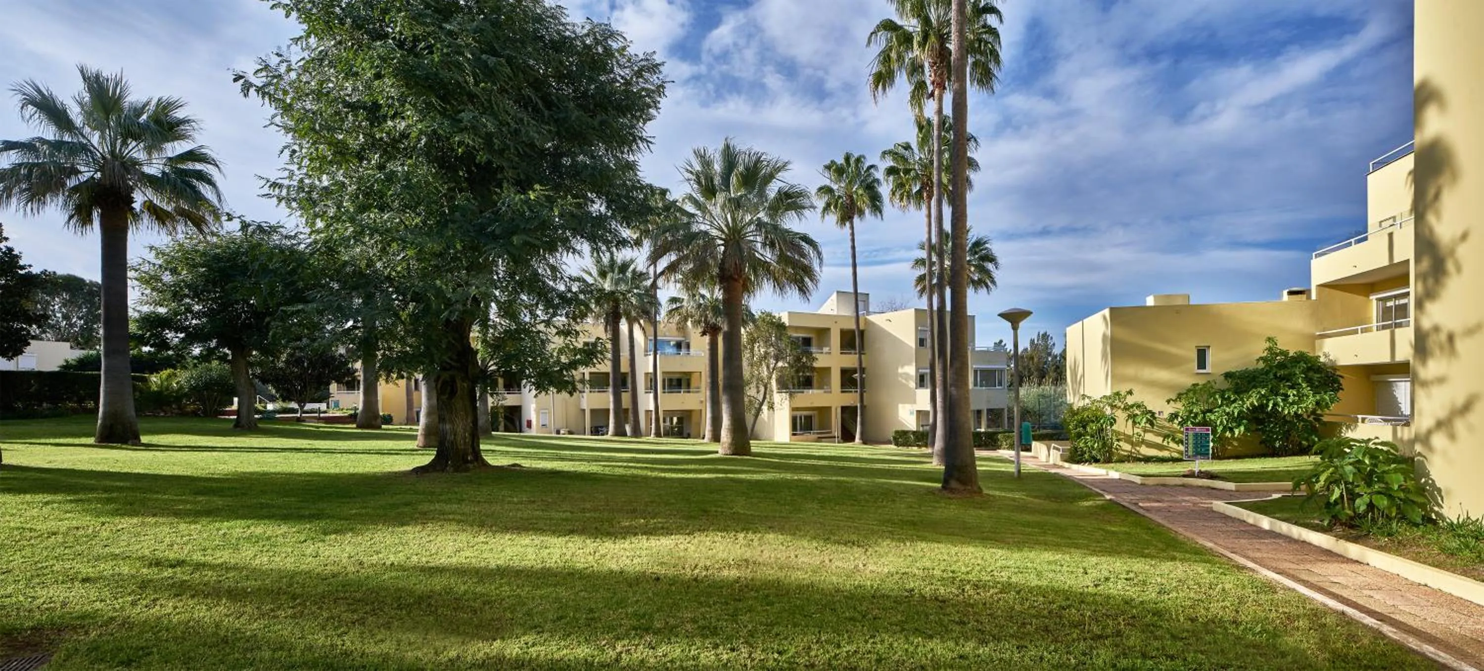 Property building in Parque Mourabel, Oásis Village & Pé do Lago