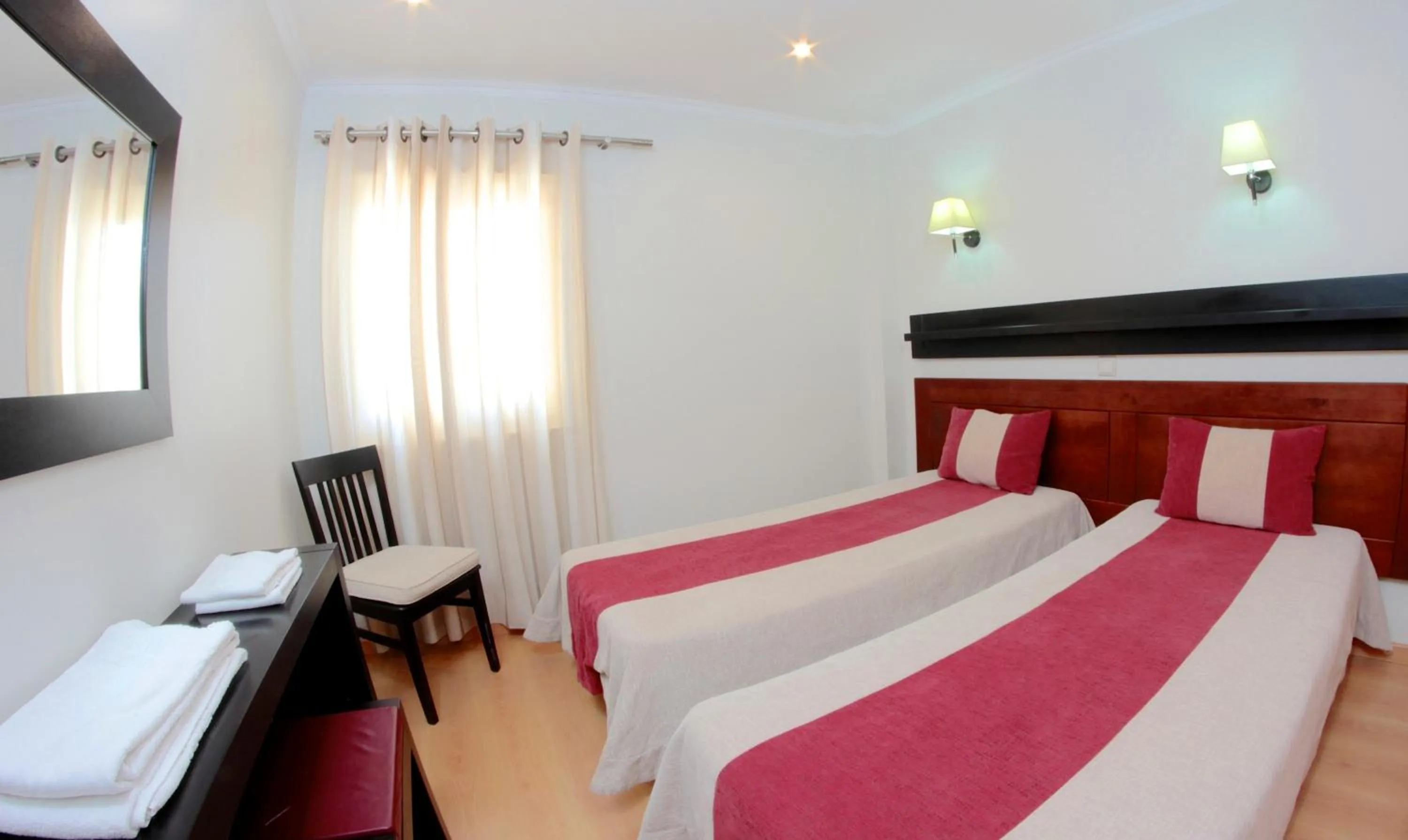 Photo of the whole room, Bed in Parque Mourabel, Oásis Village & Pé do Lago