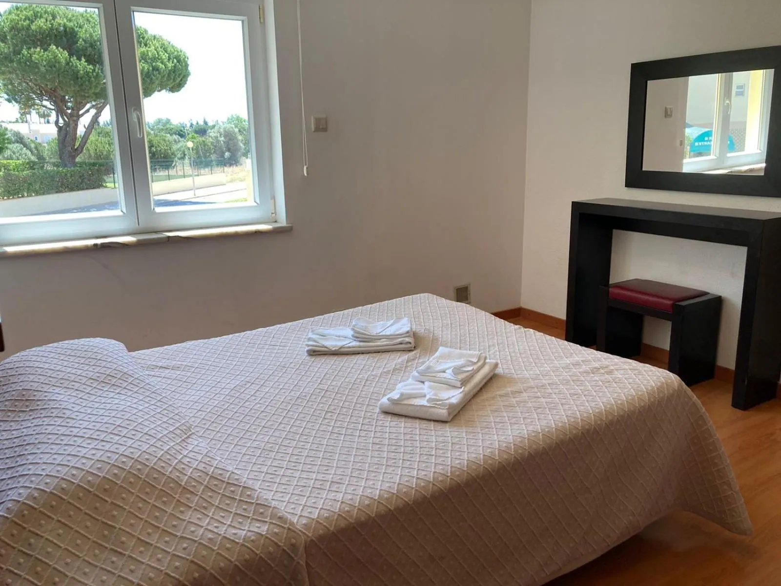 Bedroom, Bed in Parque Mourabel, Oásis Village & Pé do Lago